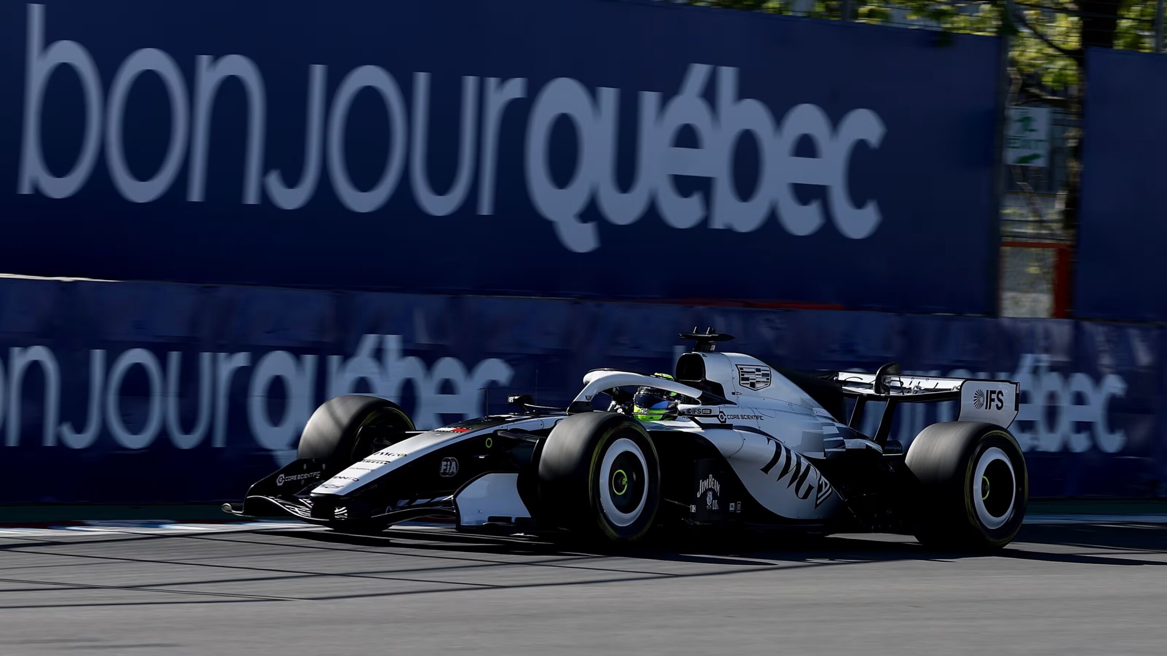 Valteri Bottas conduciendo el MAC-26 en el Gran Premio de Canadá