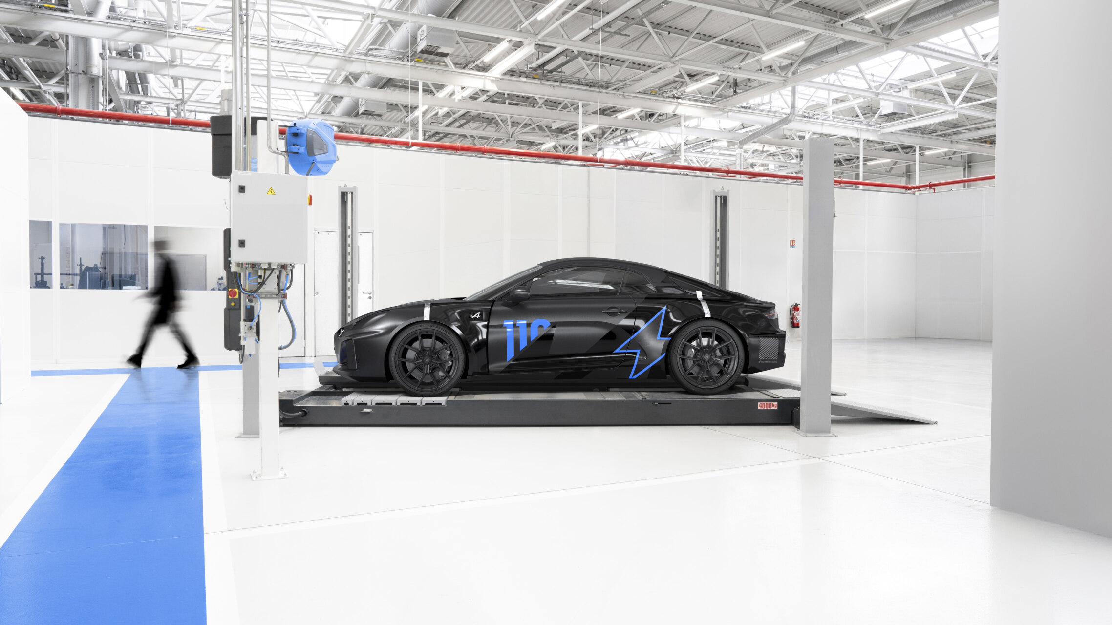 Prototipo del Alpine A110 Future en un entorno de desarrollo tecnológico.