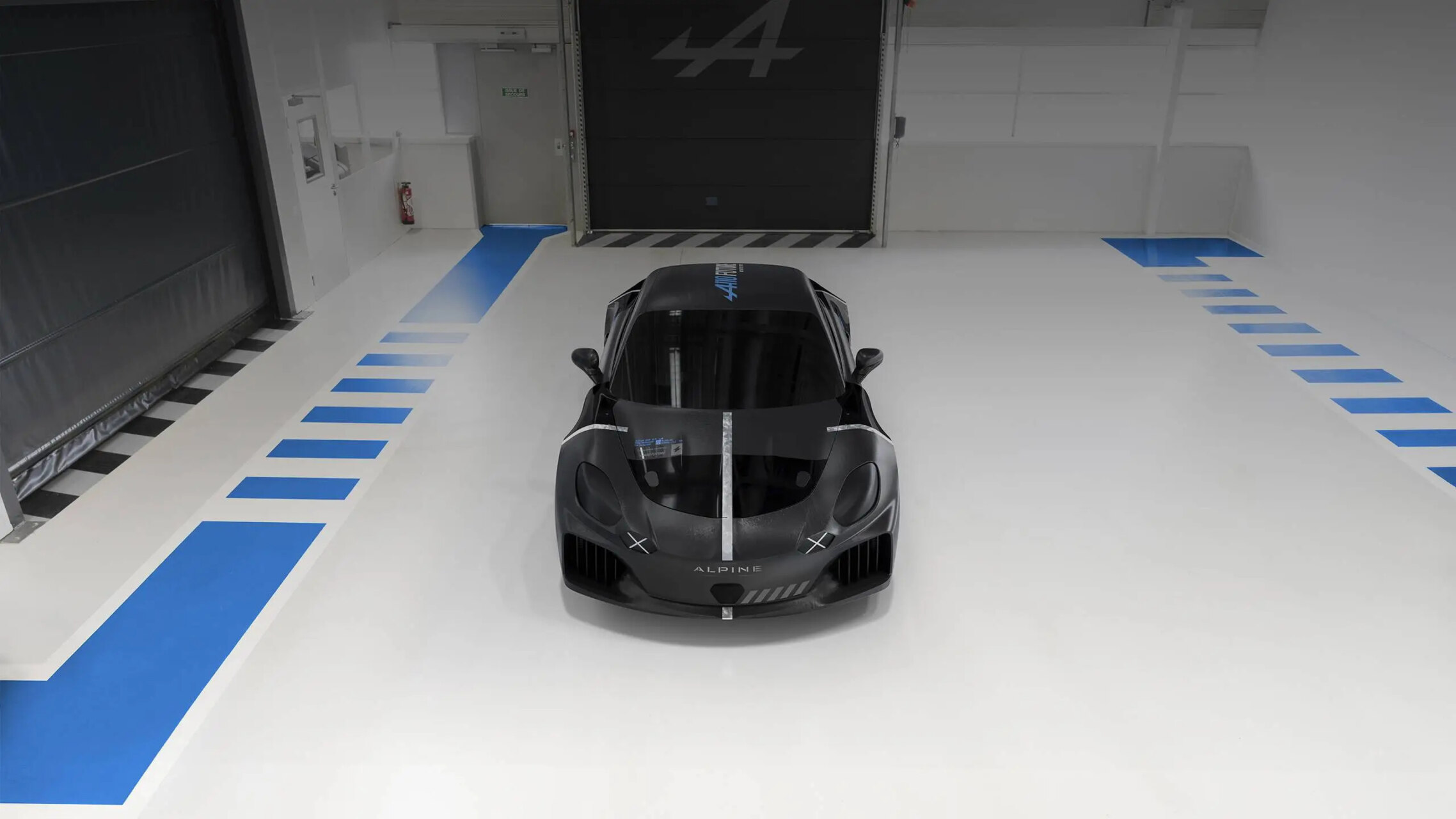 Vista frontal del Alpine A110 Future en un entorno de exhibición.