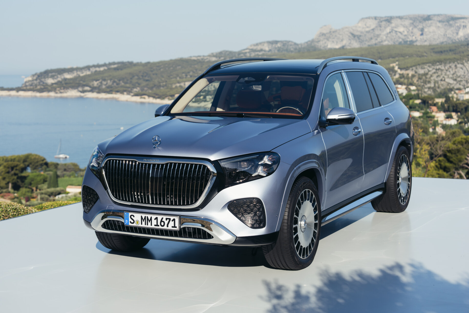 Mercedes-Maybach GLS 680 2027 en un entorno natural
