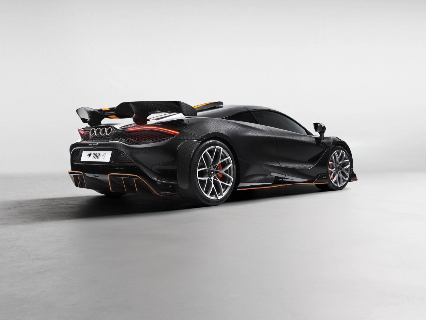 Vista trasera del McLaren 788HS en un fondo neutro
