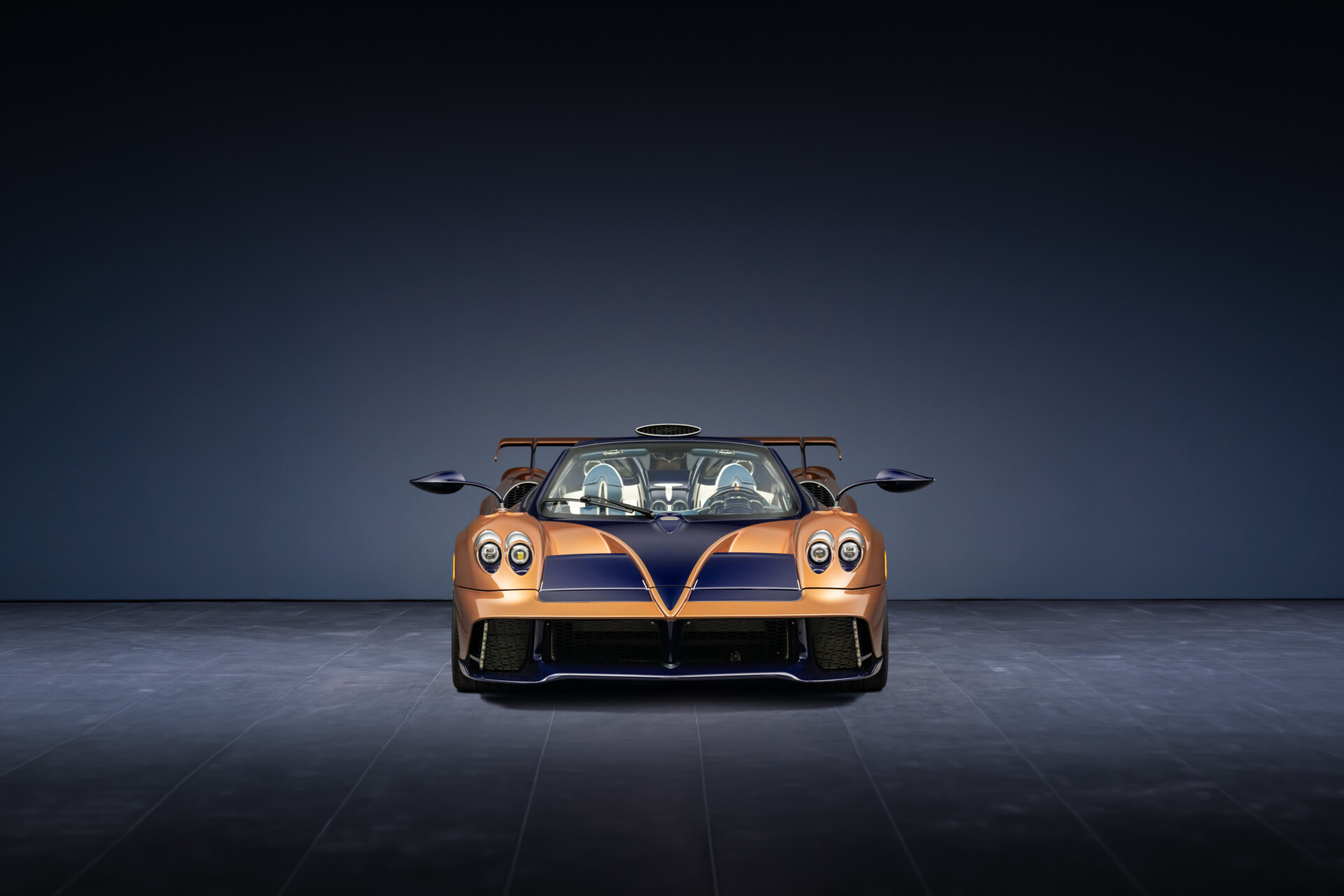 Pagani Huayra 70 Derecho en presentación con diseño exclusivo en naranja y azul.