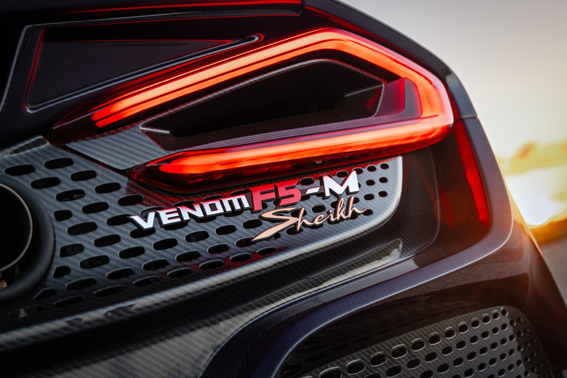 Detalle del Hennessey Venom F5-M con luces traseras y emblema