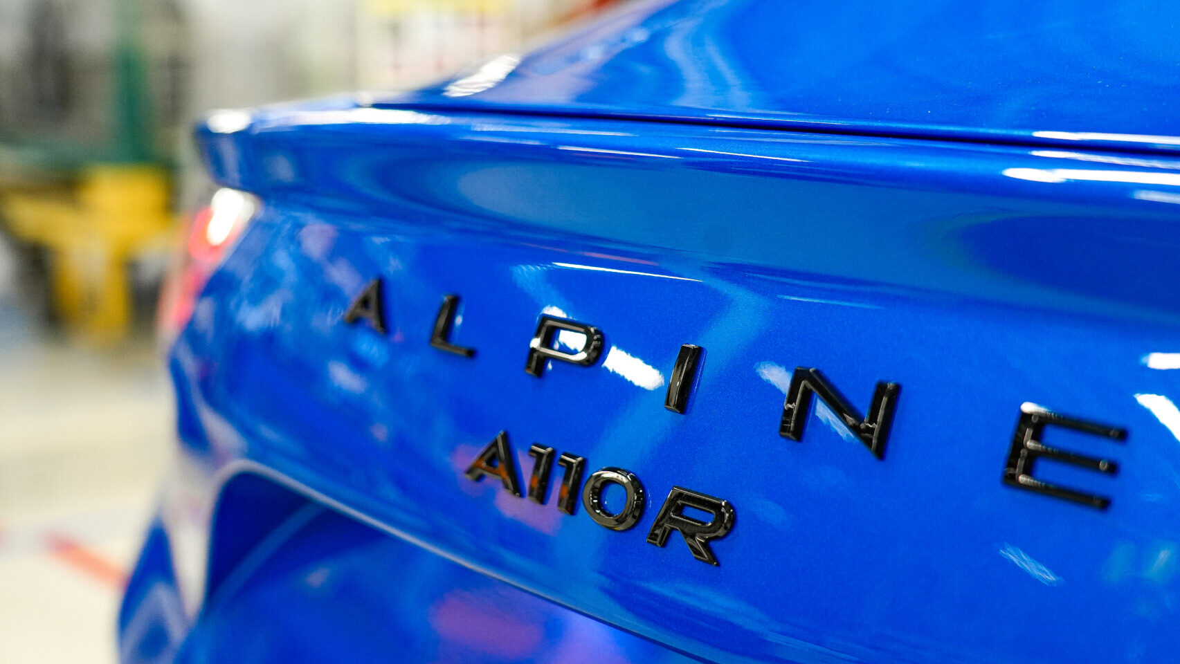Detalle del logo del Alpine A110 R en color azul