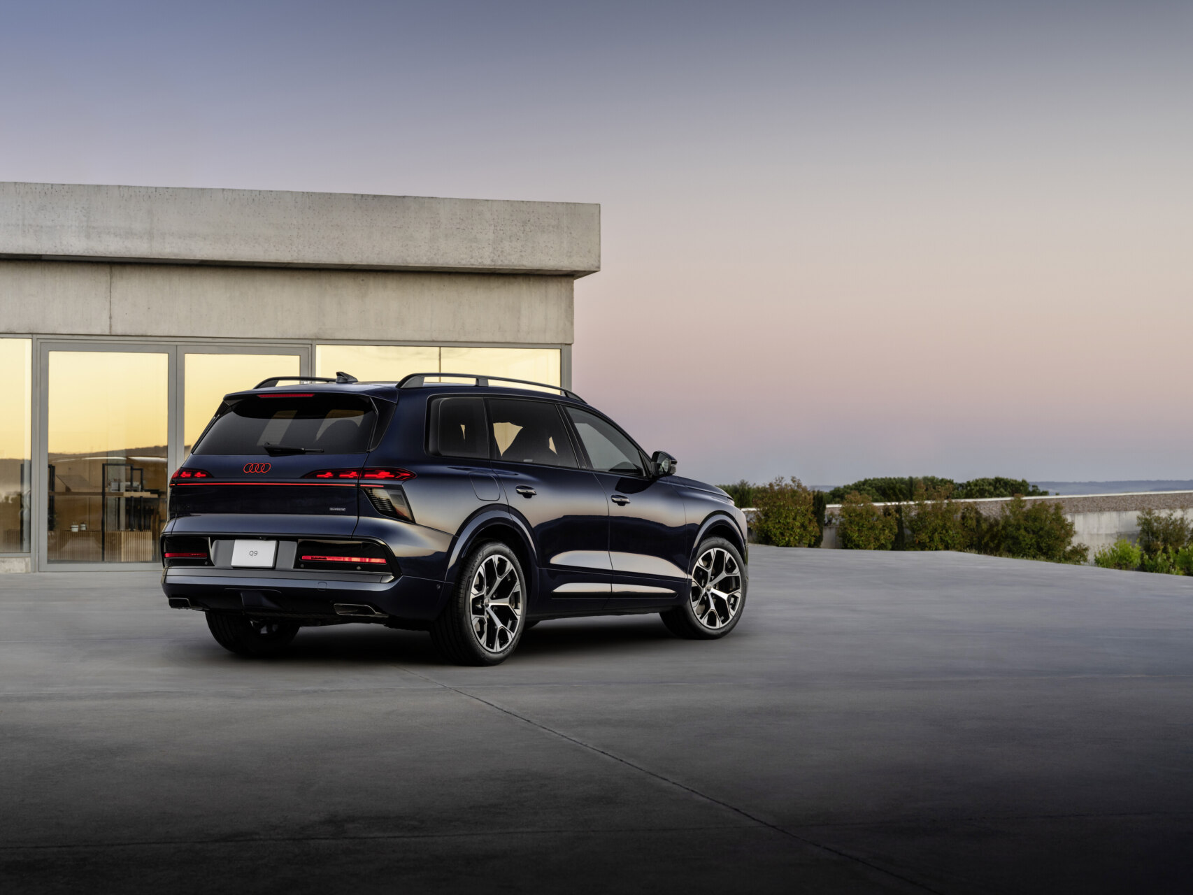 Vista trasera del Audi Q9 en un entorno moderno y elegante