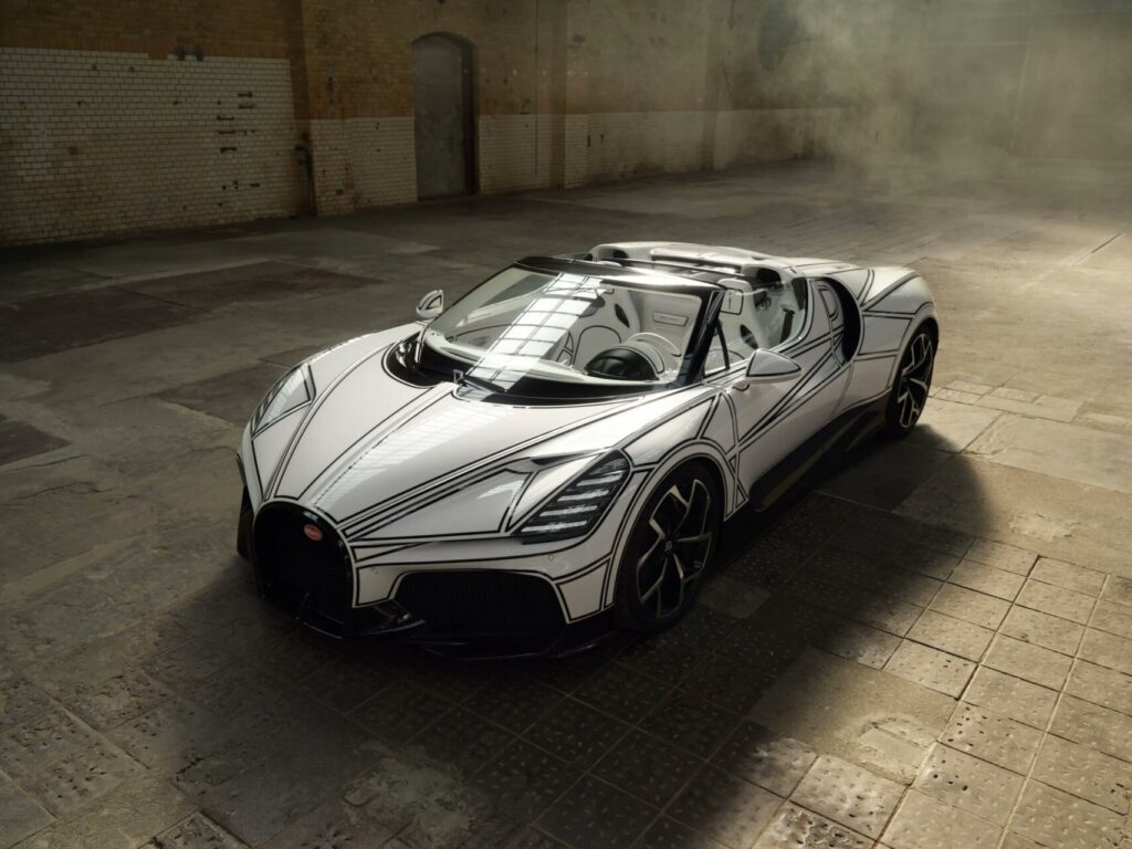 Vista del Bugatti W16 Mistral Blanc Éternel en un entorno industrial