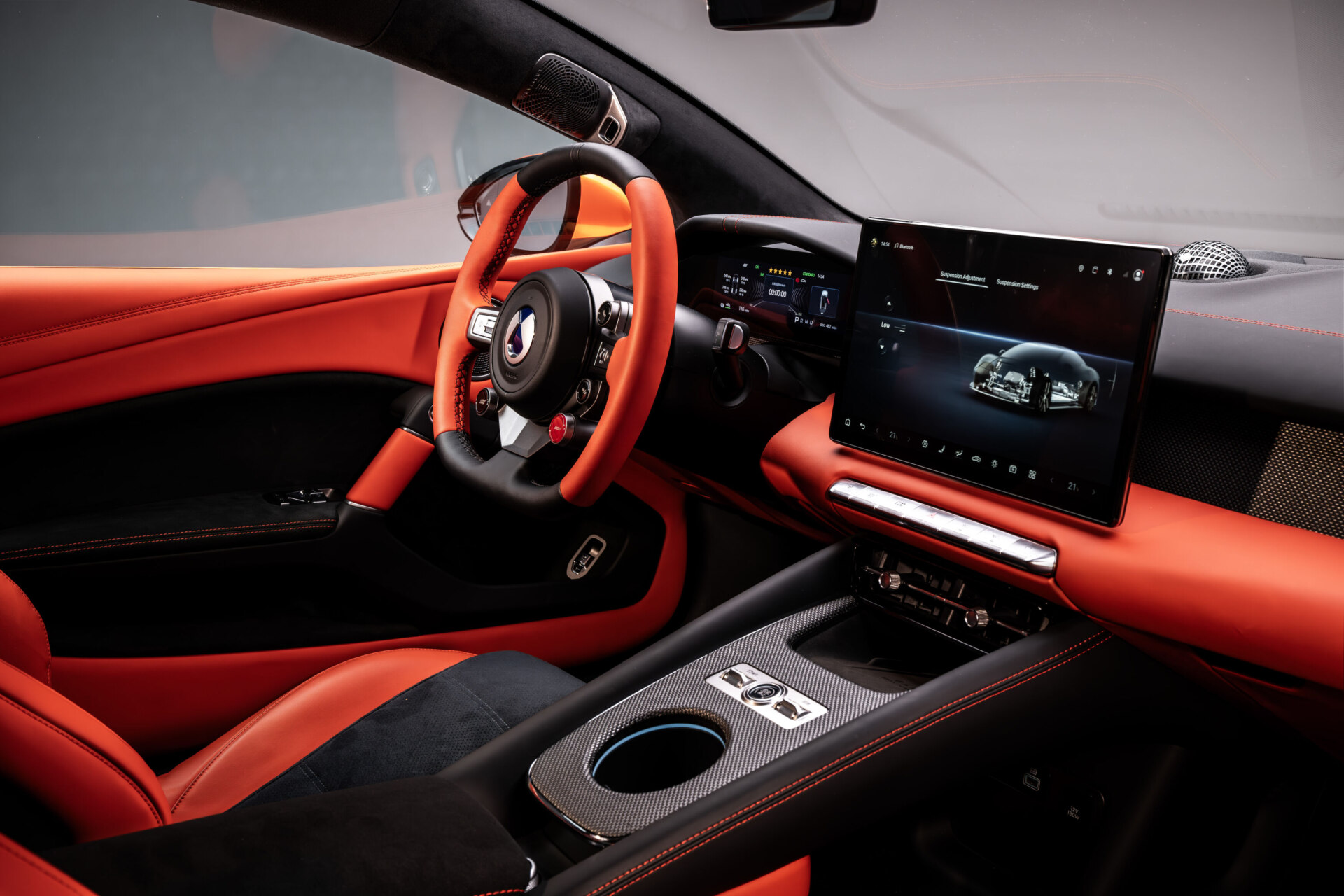 Interior del superdeportivo eléctrico Denza Z con detalles en rojo y negro