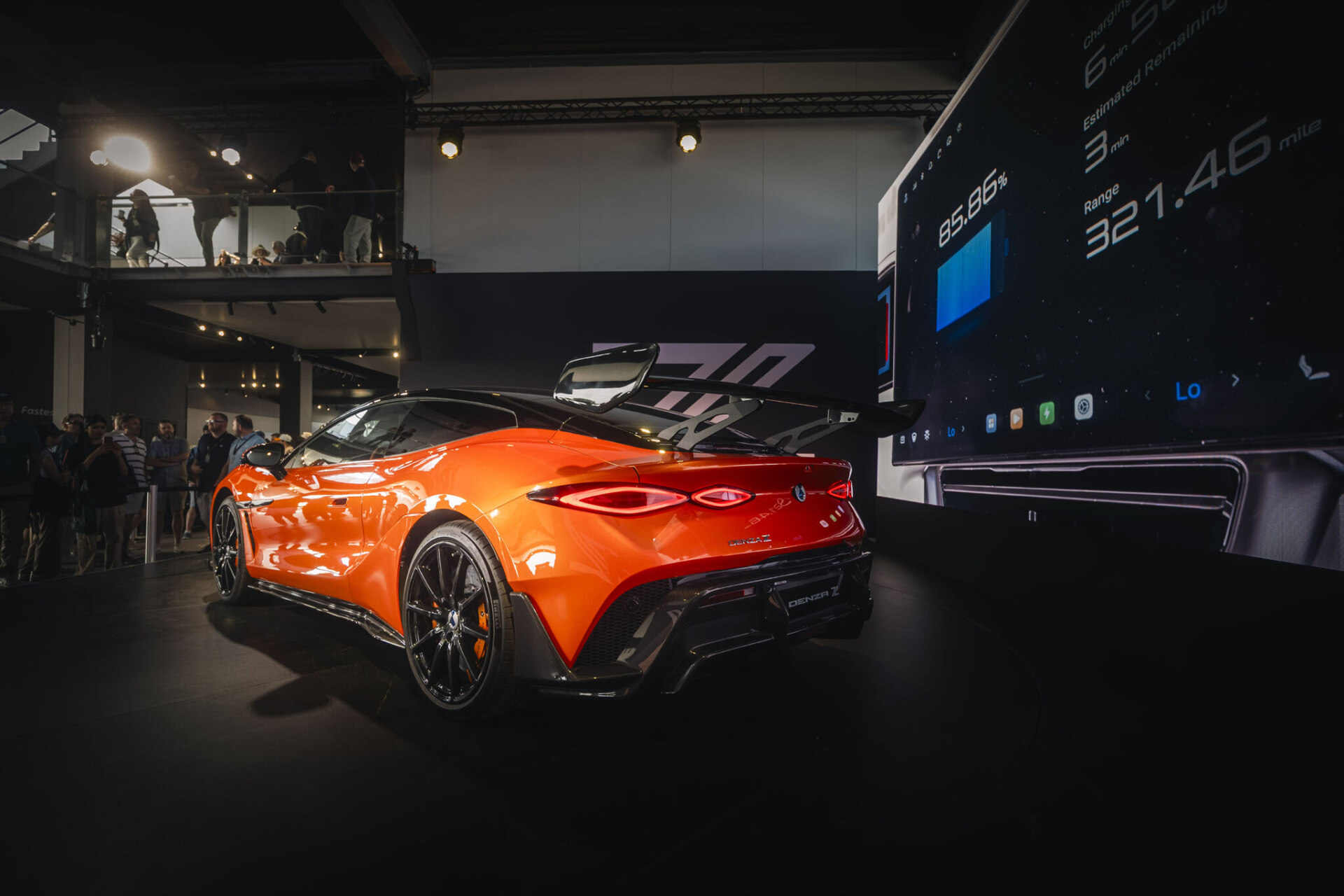 Denza Z, superdeportivo eléctrico de color naranja en presentación