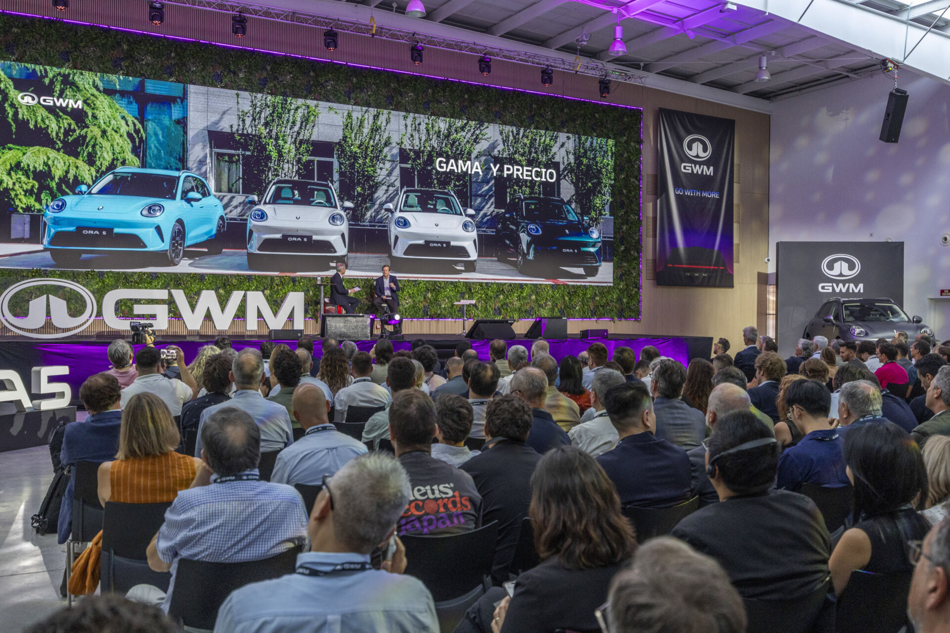 Presentación del GWM ORA 5 en un evento en España con asistentes