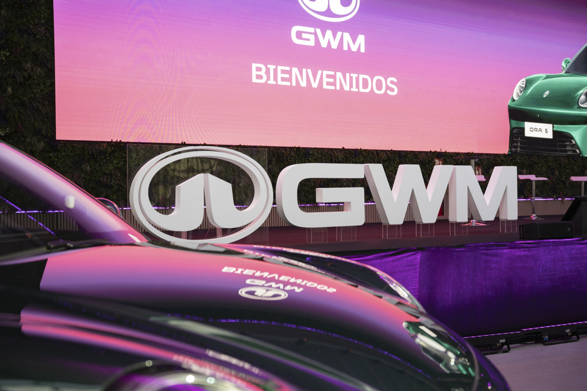 Evento de lanzamiento de GWM en España con SUV y logo
