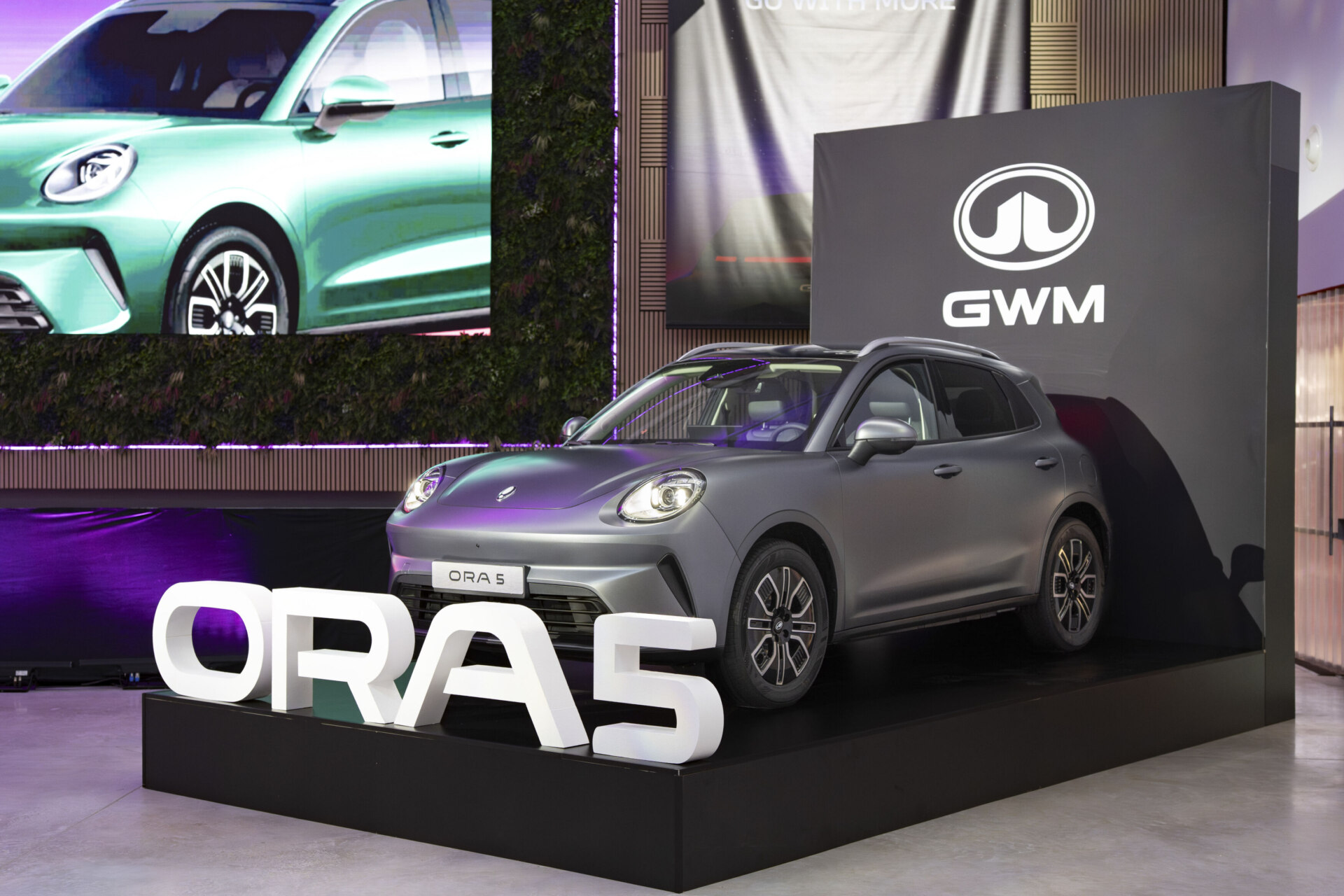 SUV GWM ORA 5 presentado en evento en España con logo visible