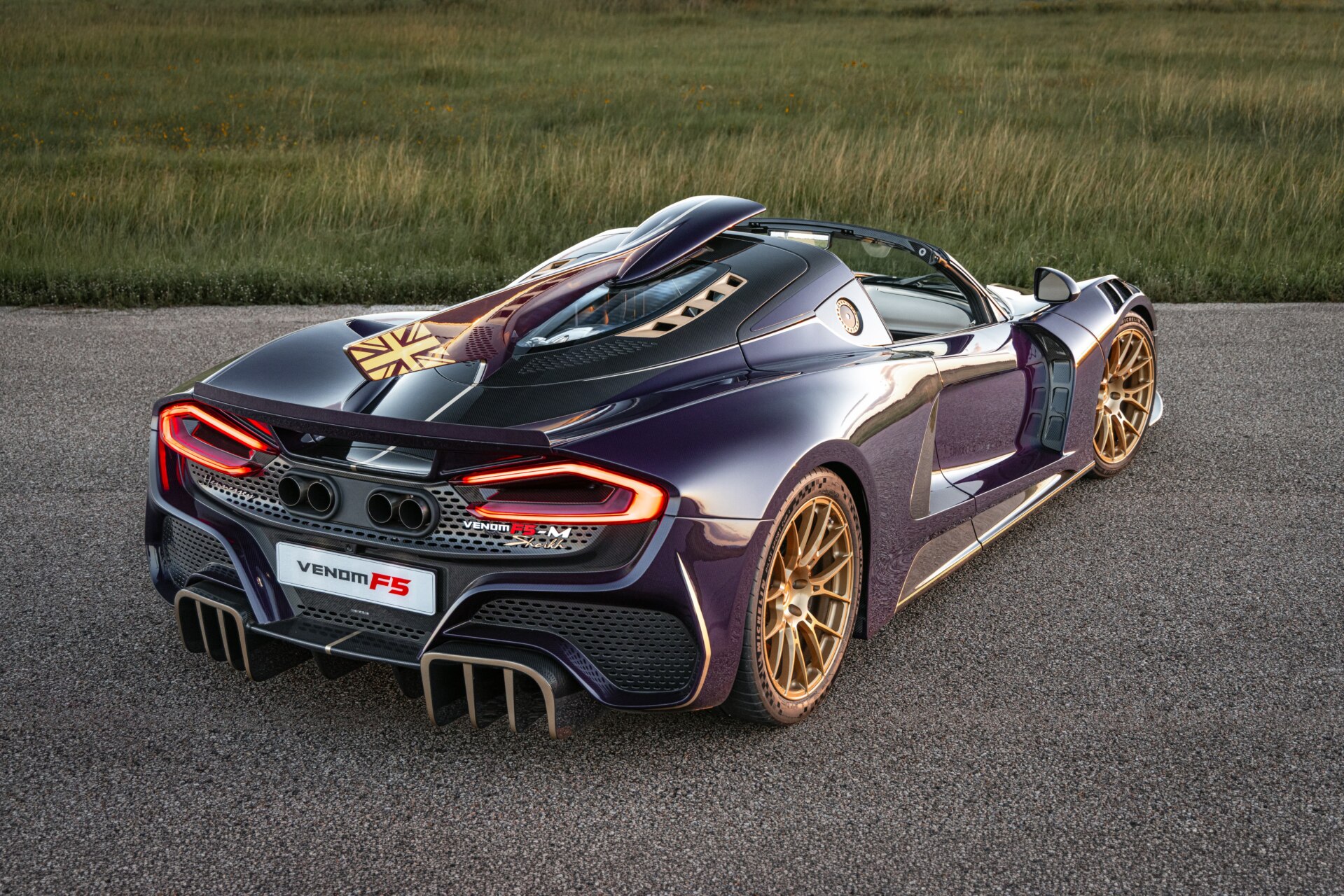 Vista trasera del Hennessey Venom F5-M en Goodwood con detalles en oro.