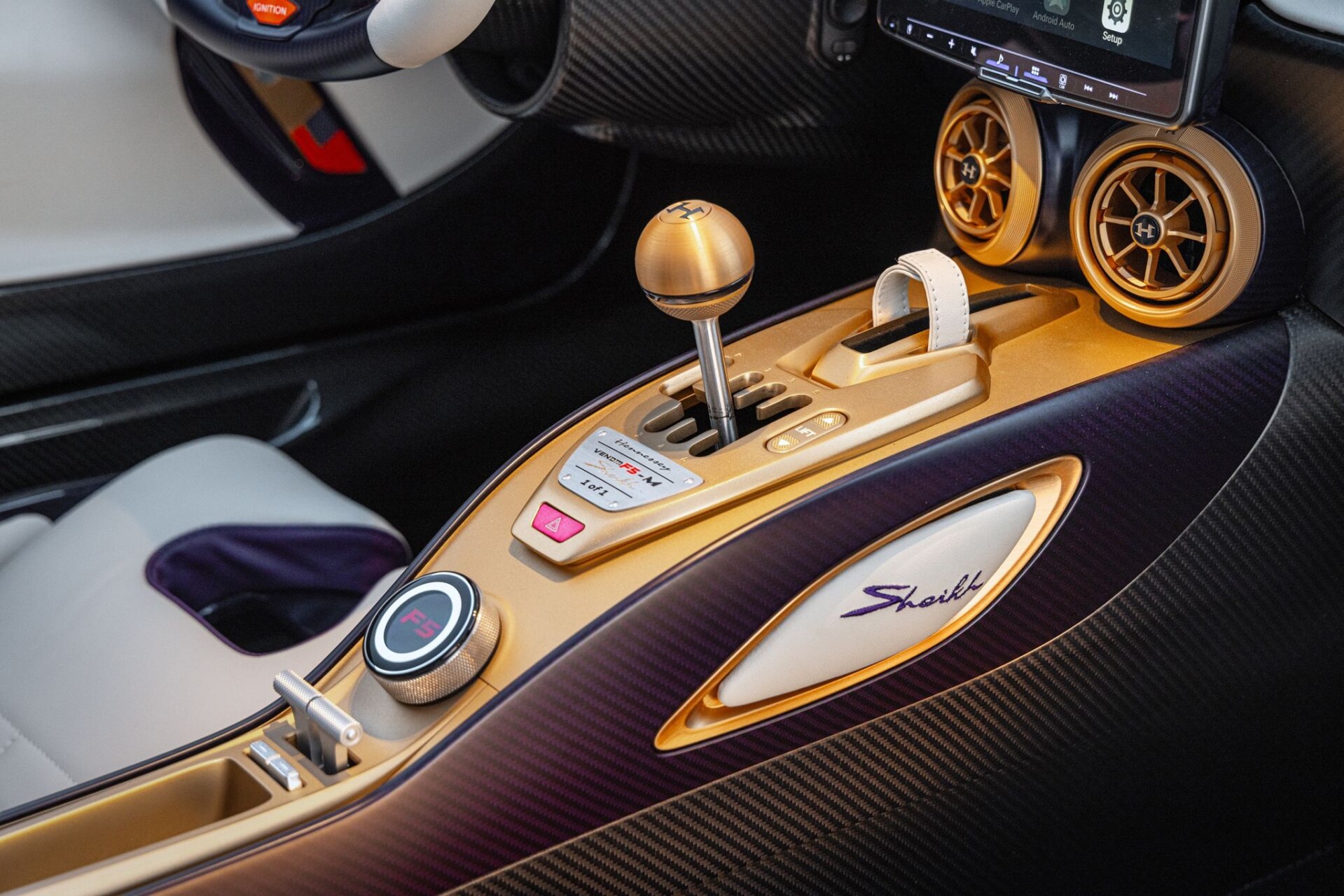 Interior del Hennessey Venom F5-M con palanca de cambios dorada