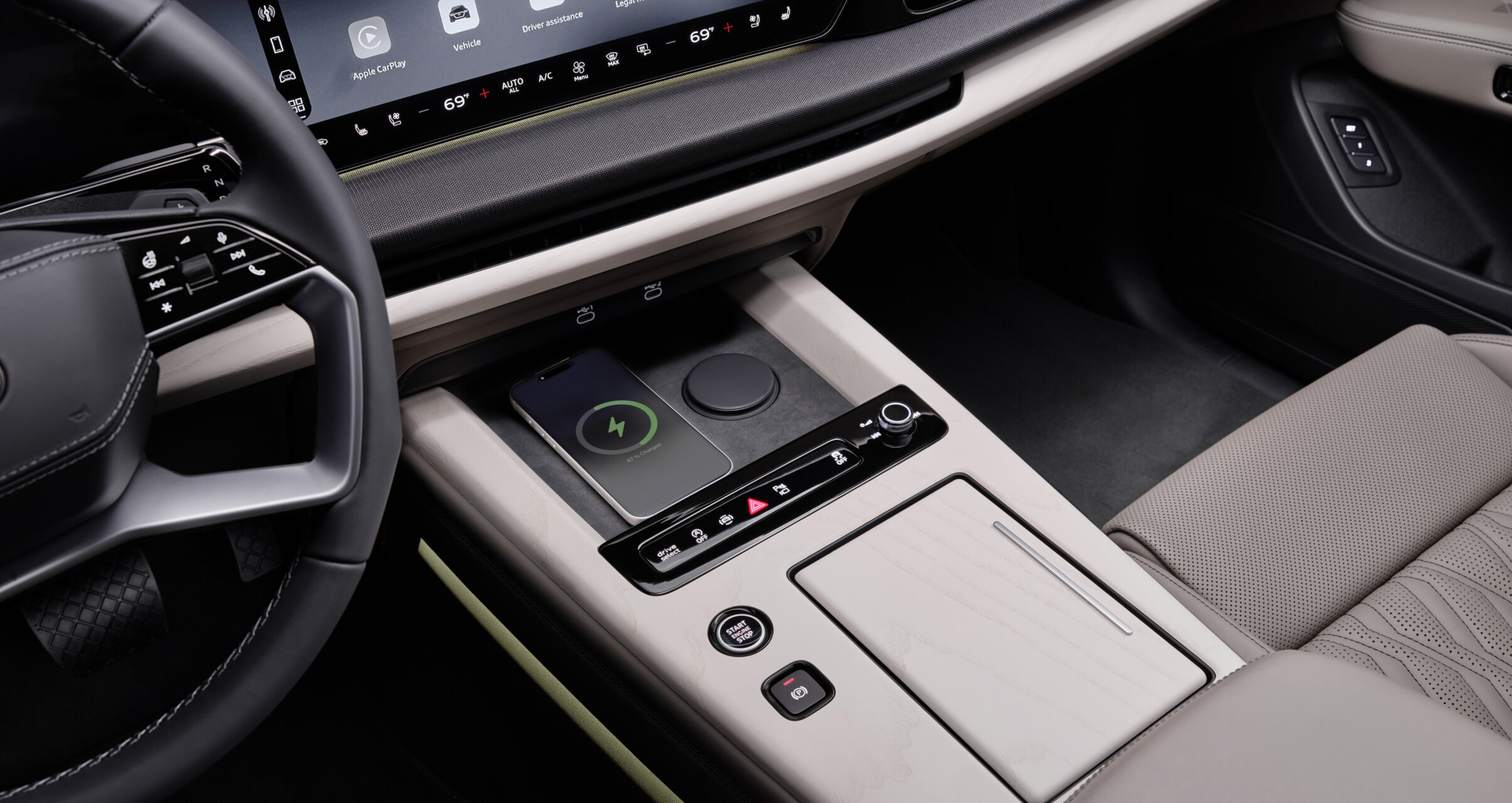 Interior del Audi Q9 con pantalla y cargador inalámbrico