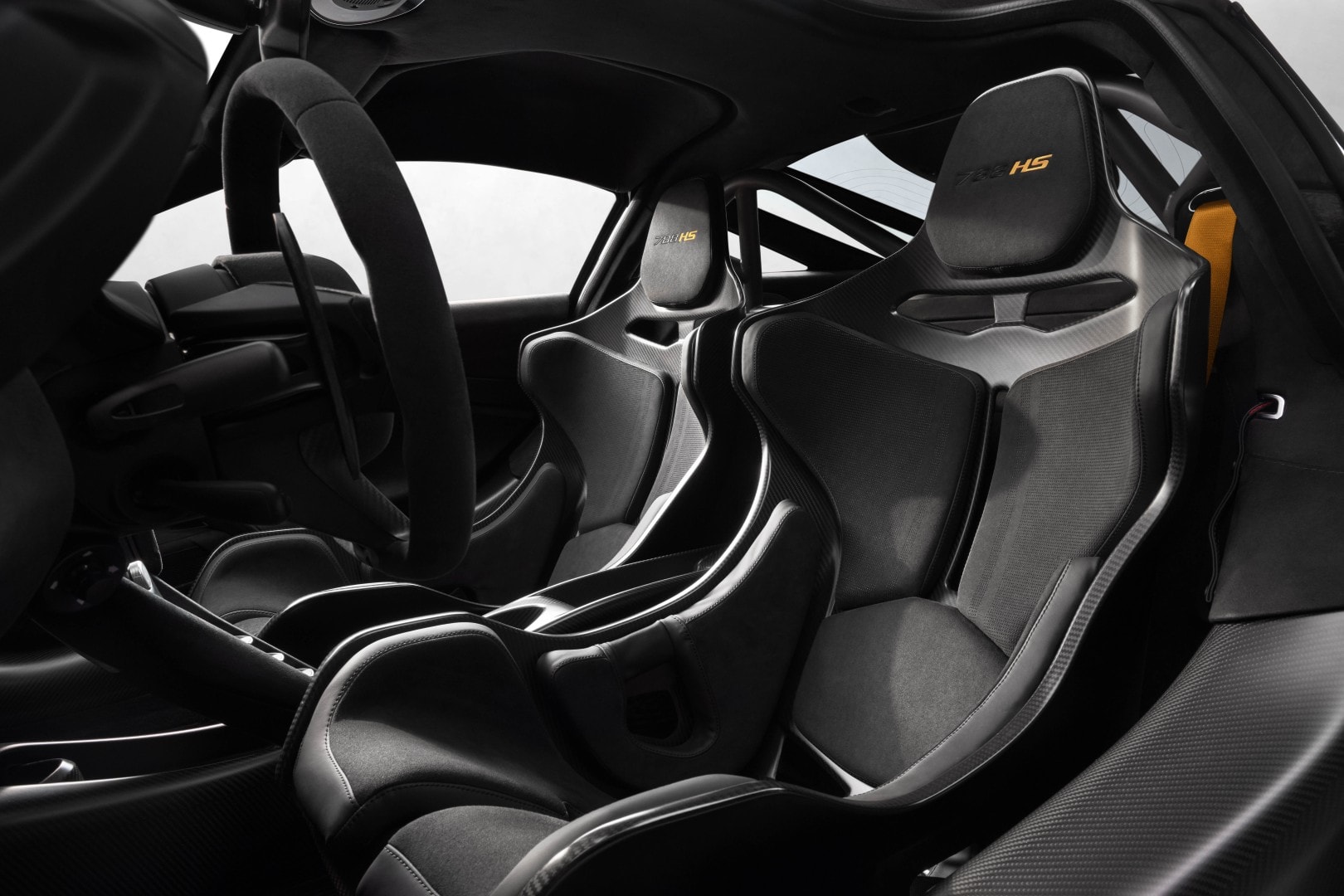 Interior del McLaren 788HS con asientos deportivos de carbono