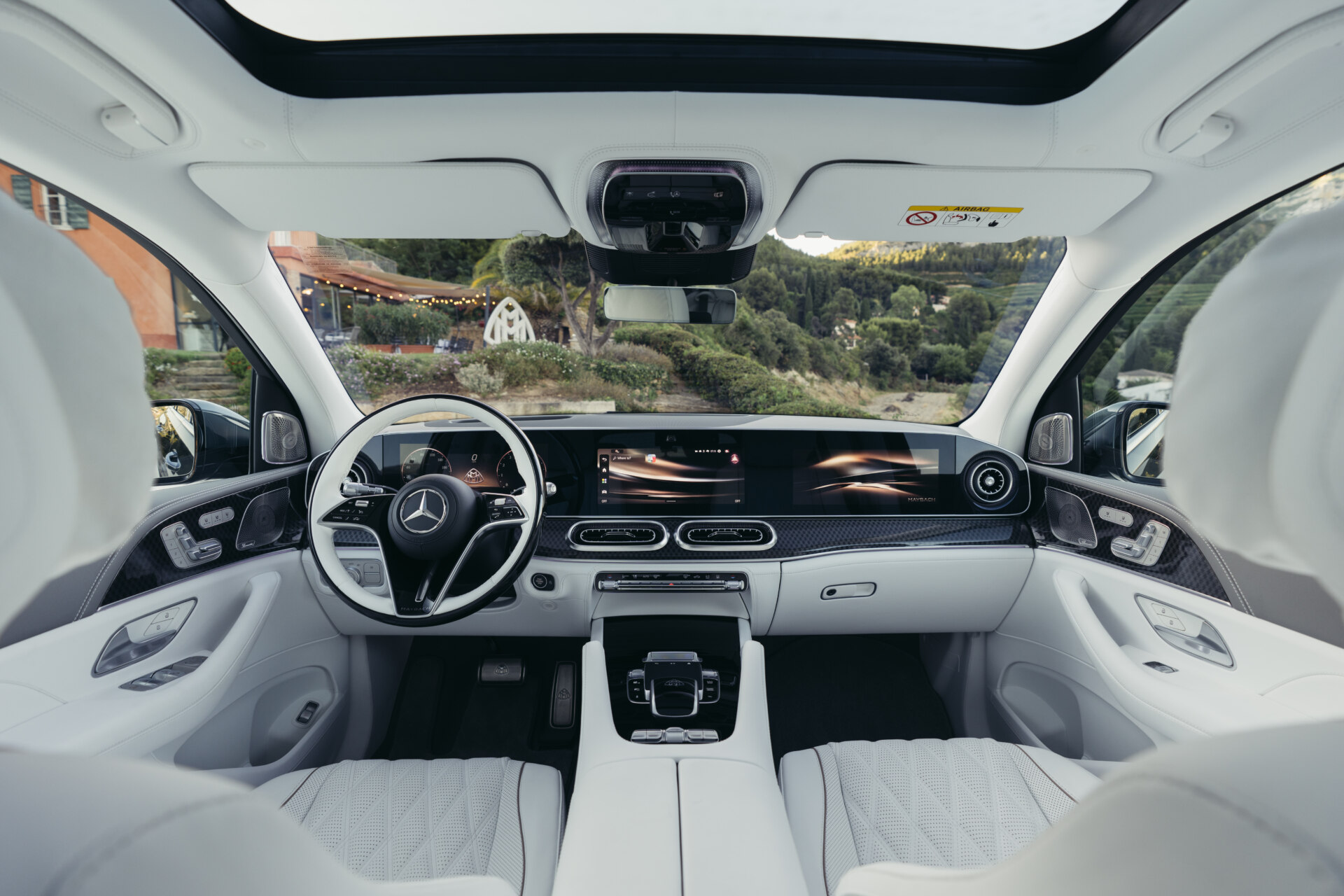 Interior del Mercedes-Maybach GLS 680 2027 con detalles de lujo