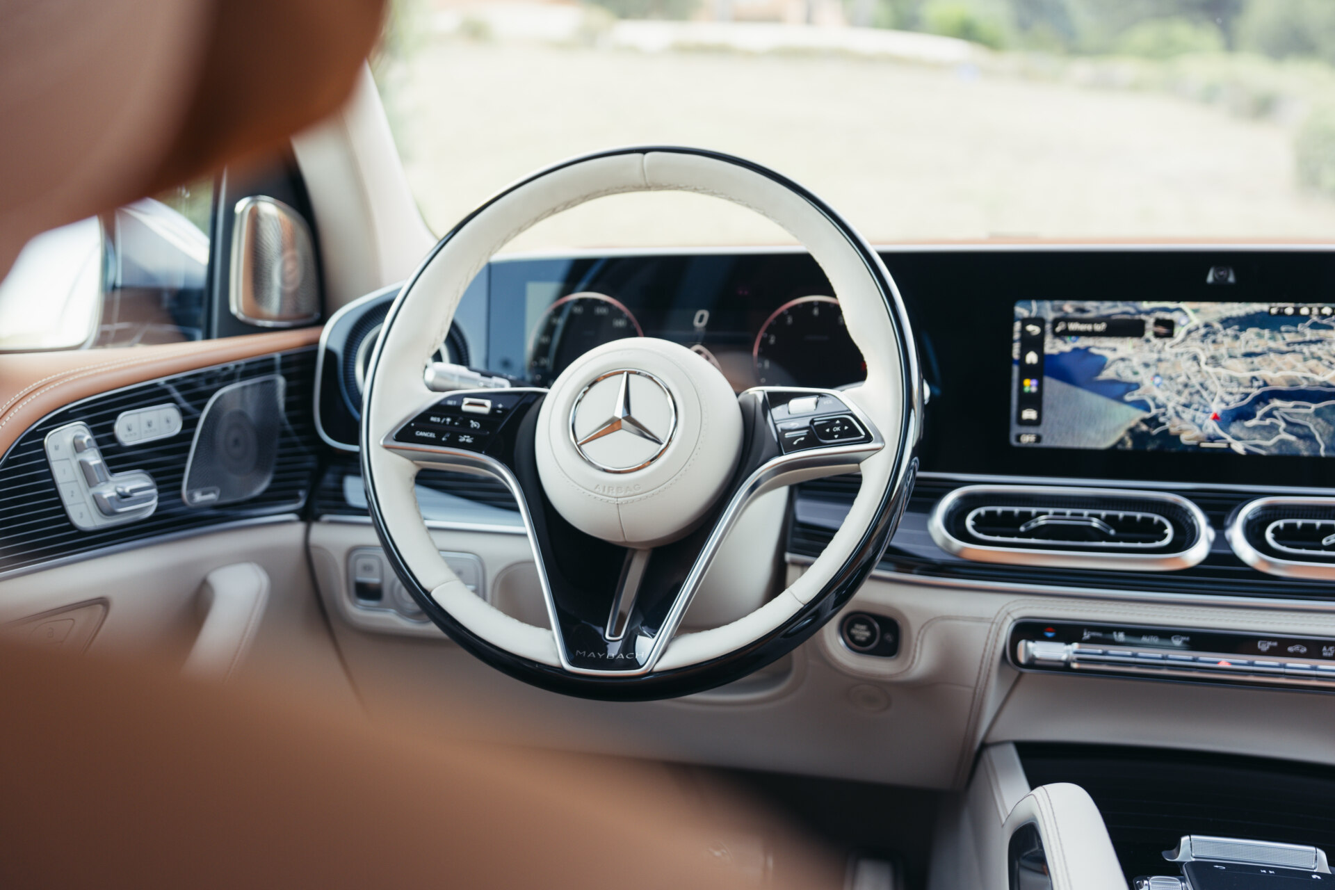 Interior del Mercedes-Maybach GLS 680 con volante y pantalla digital