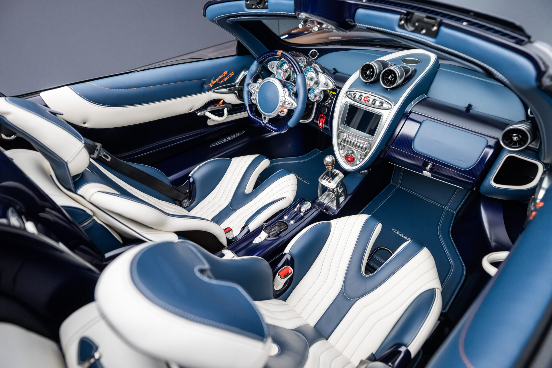 Vista del interior del Pagani Huayra 70 Derecho con detalles en azul y blanco