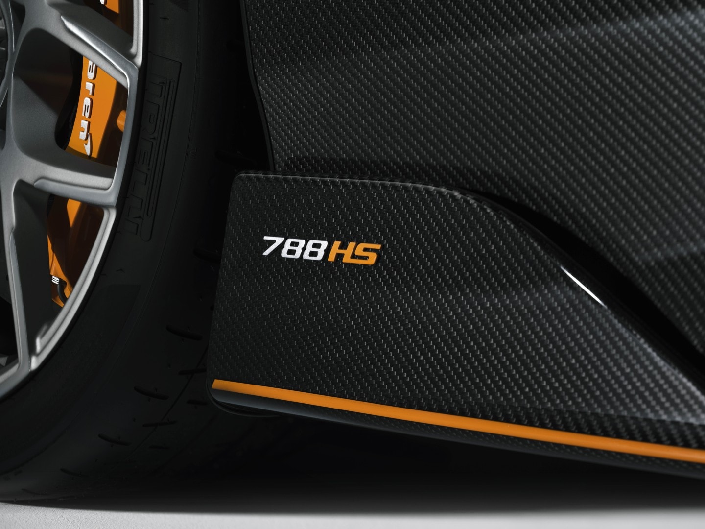 Detalle del McLaren 788HS mostrando su diseño en fibra de carbono y llanta