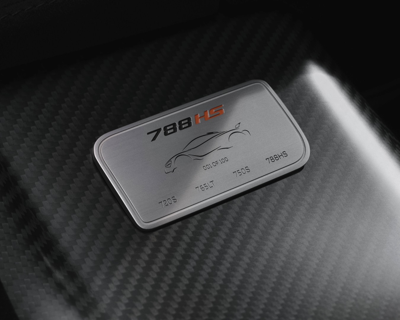 Insignia del McLaren 788HS en fibra de carbono con detalles del modelo