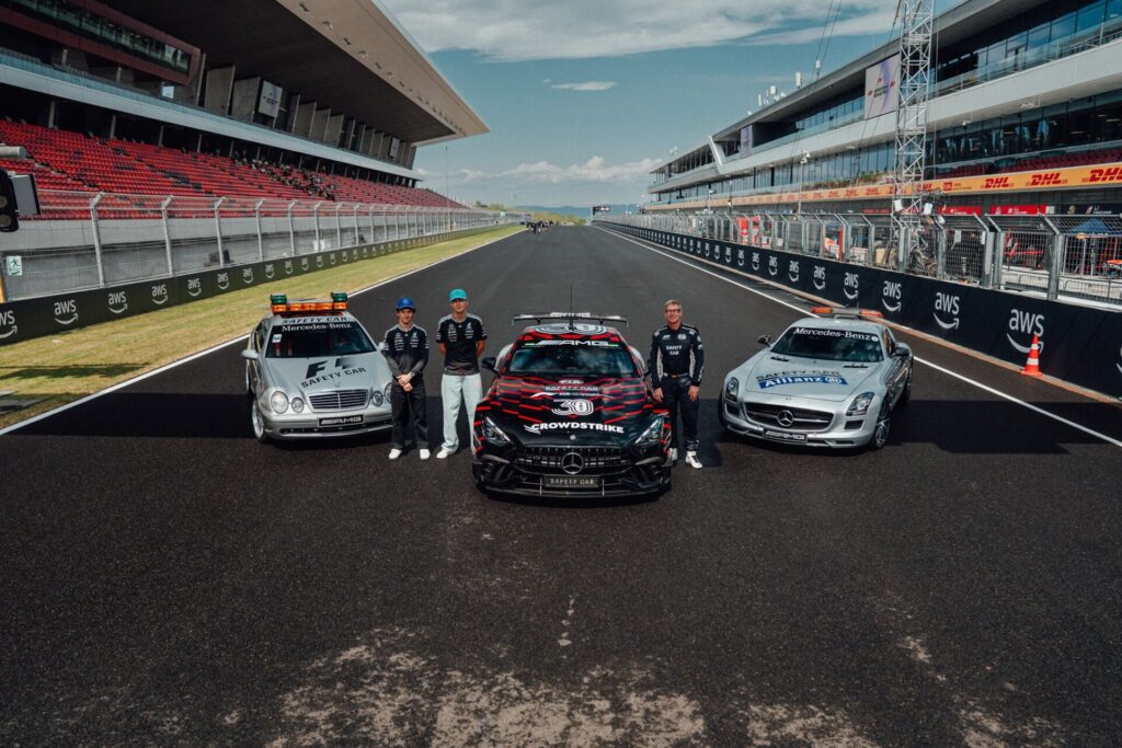 Mercedes-AMG Safety Car junto a pilotos en circuito de Fórmula 1