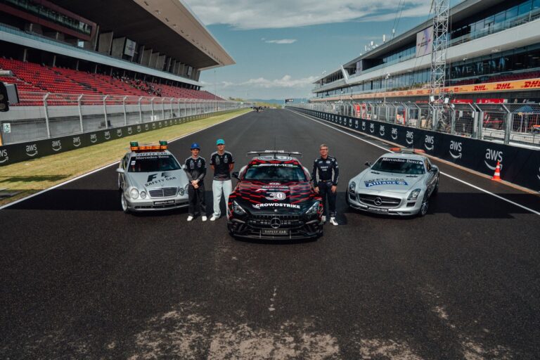 Mercedes-AMG Safety Car junto a pilotos en circuito de Fórmula 1