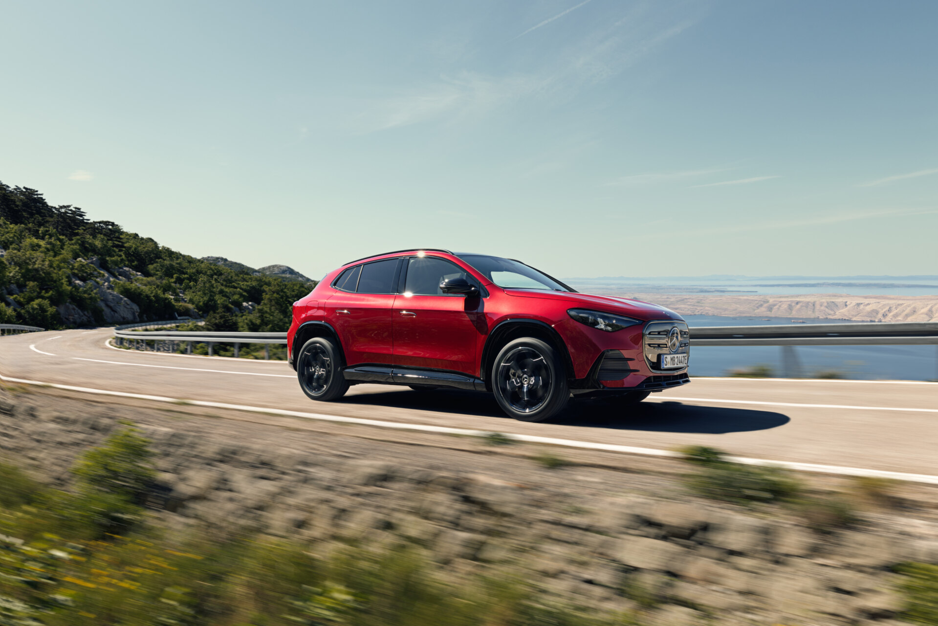 Nuevo Mercedes-Benz GLA 2026 en una carretera montañosa