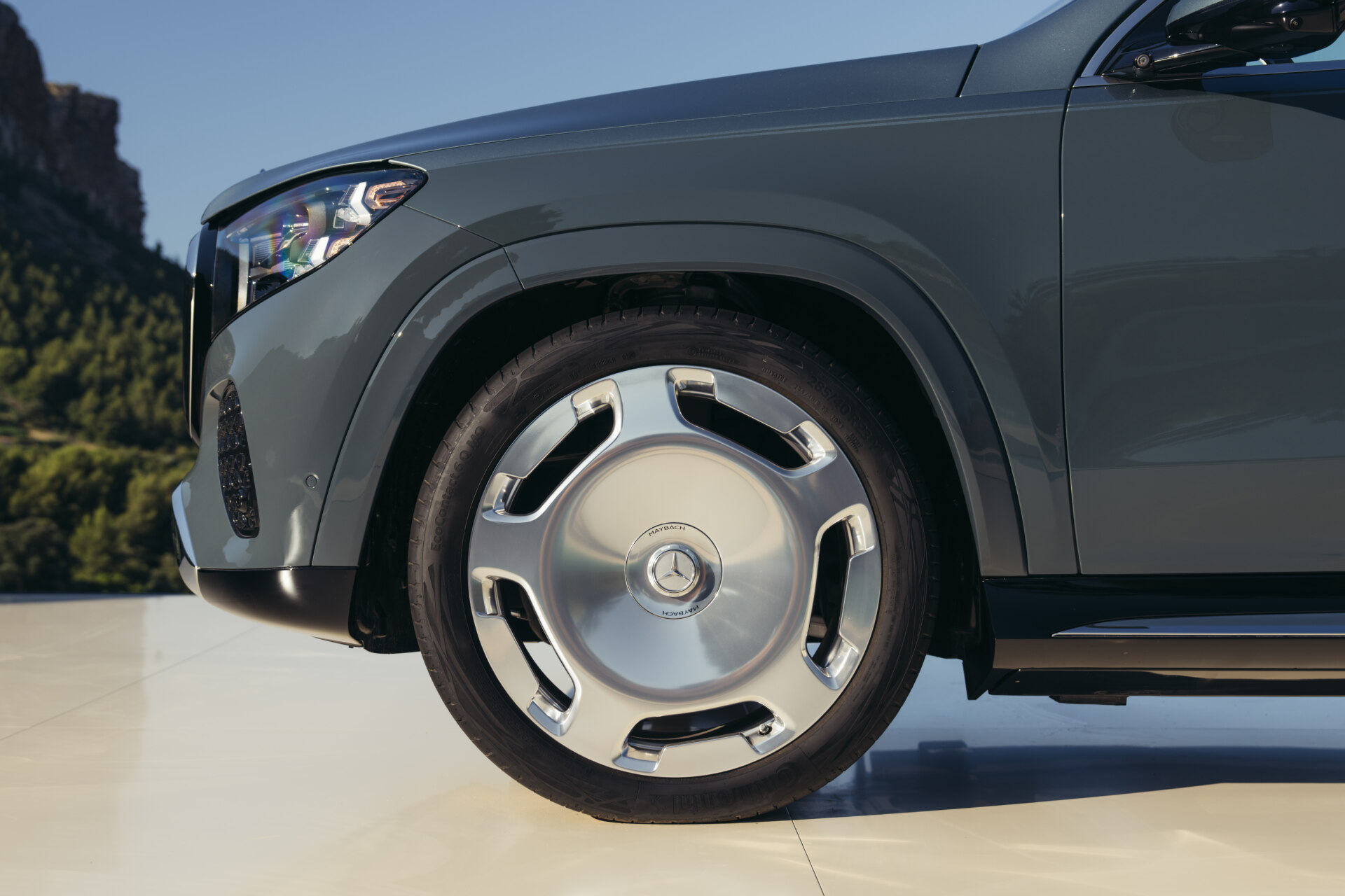 Detalle de la rueda del Mercedes-Maybach GLS 680 2027 en un entorno natural