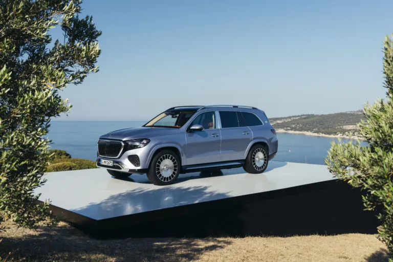 Mercedes-Maybach GLS 680 2027 en un entorno costero