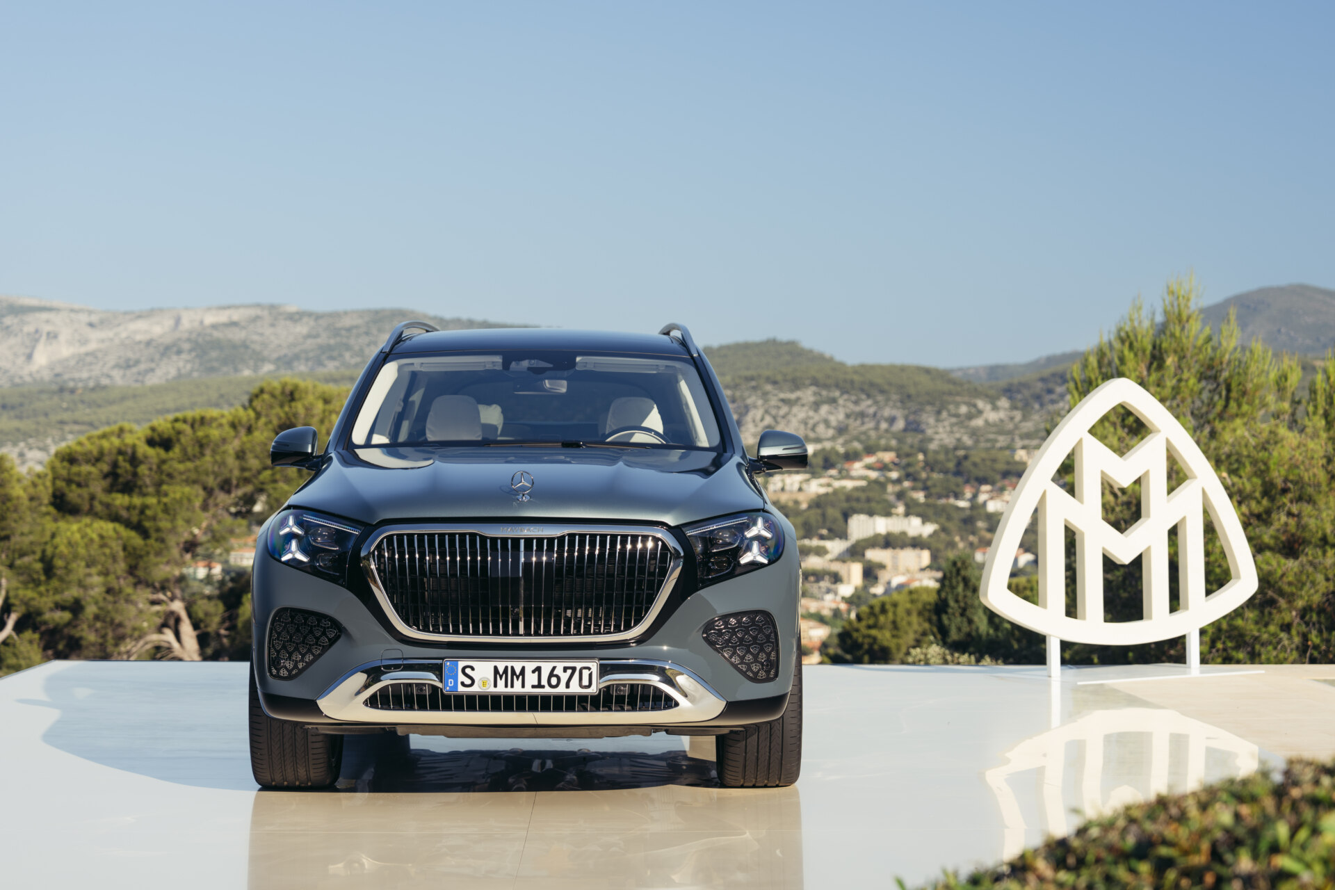 Frontal del Mercedes-Maybach GLS 680 2027 en un entorno natural