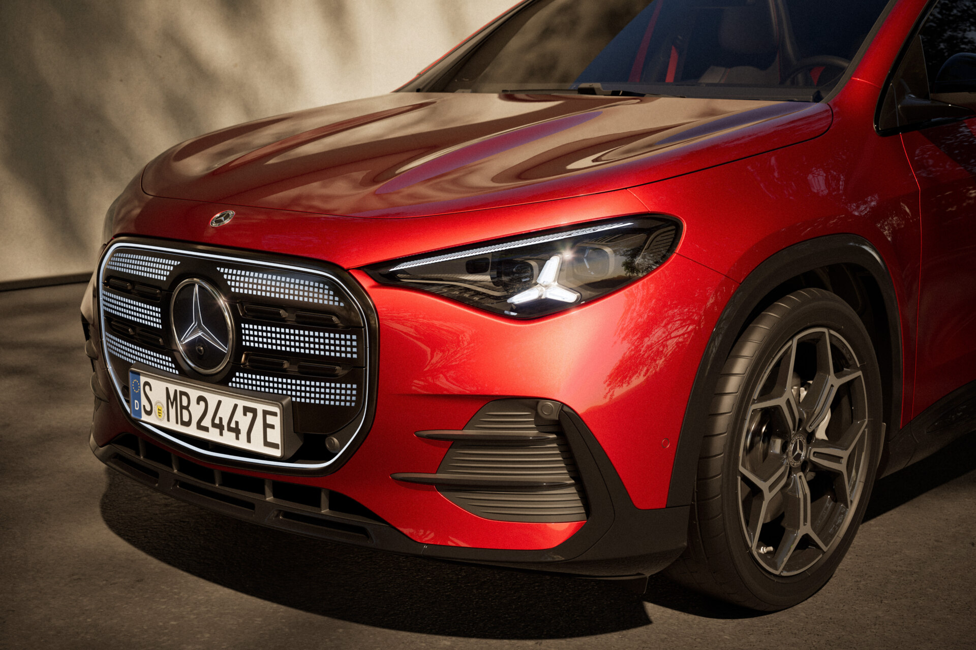 Vista frontal del nuevo Mercedes-Benz GLA en color rojo