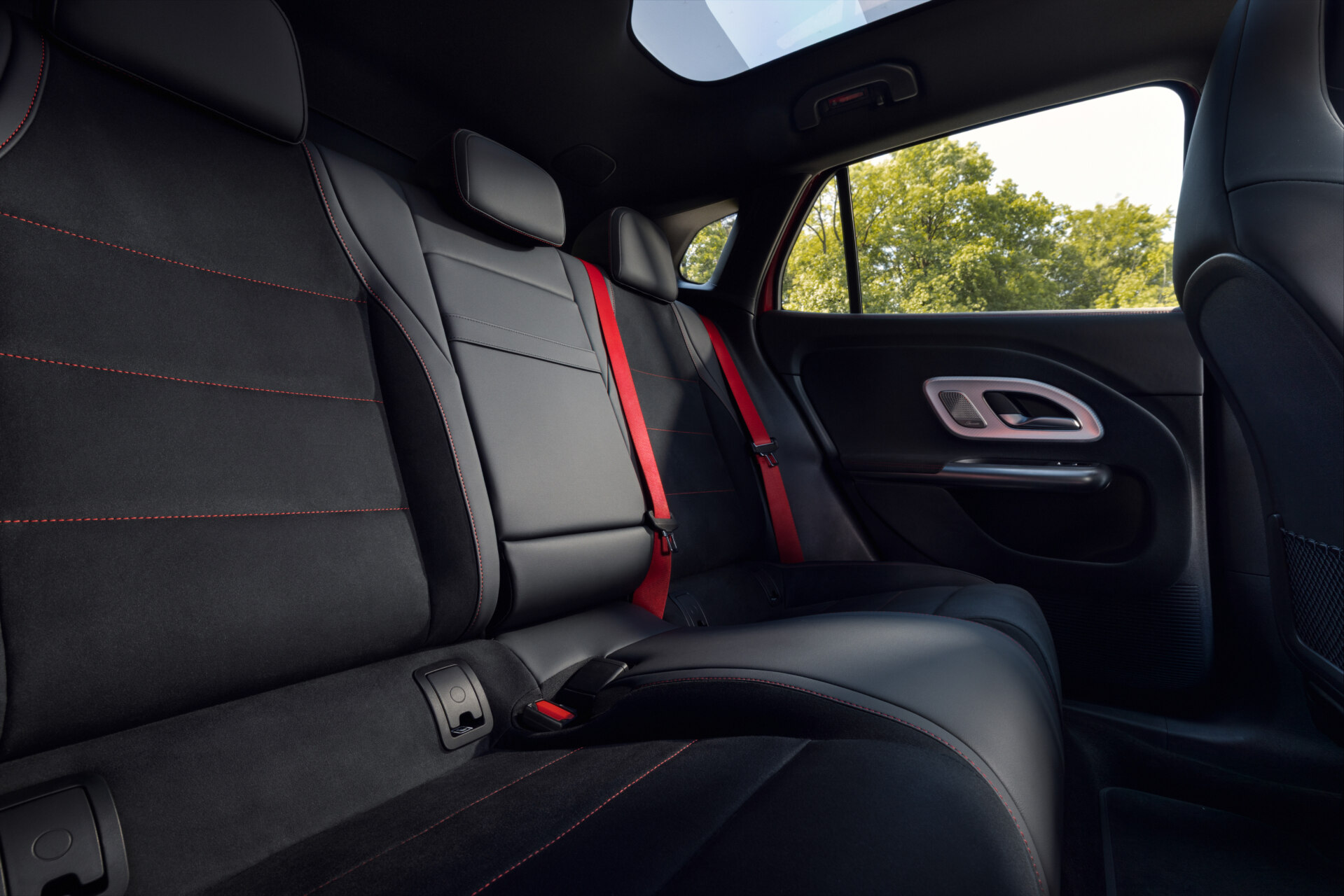 Interior del nuevo Mercedes-Benz GLA con asientos traseros de diseño moderno