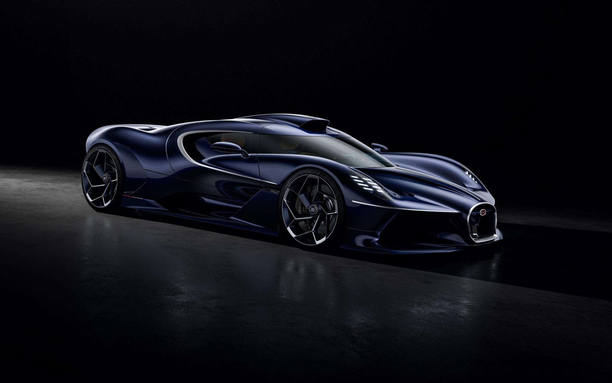 Bugatti Destrier en un fondo oscuro mostrando su diseño elegante y aerodinámico