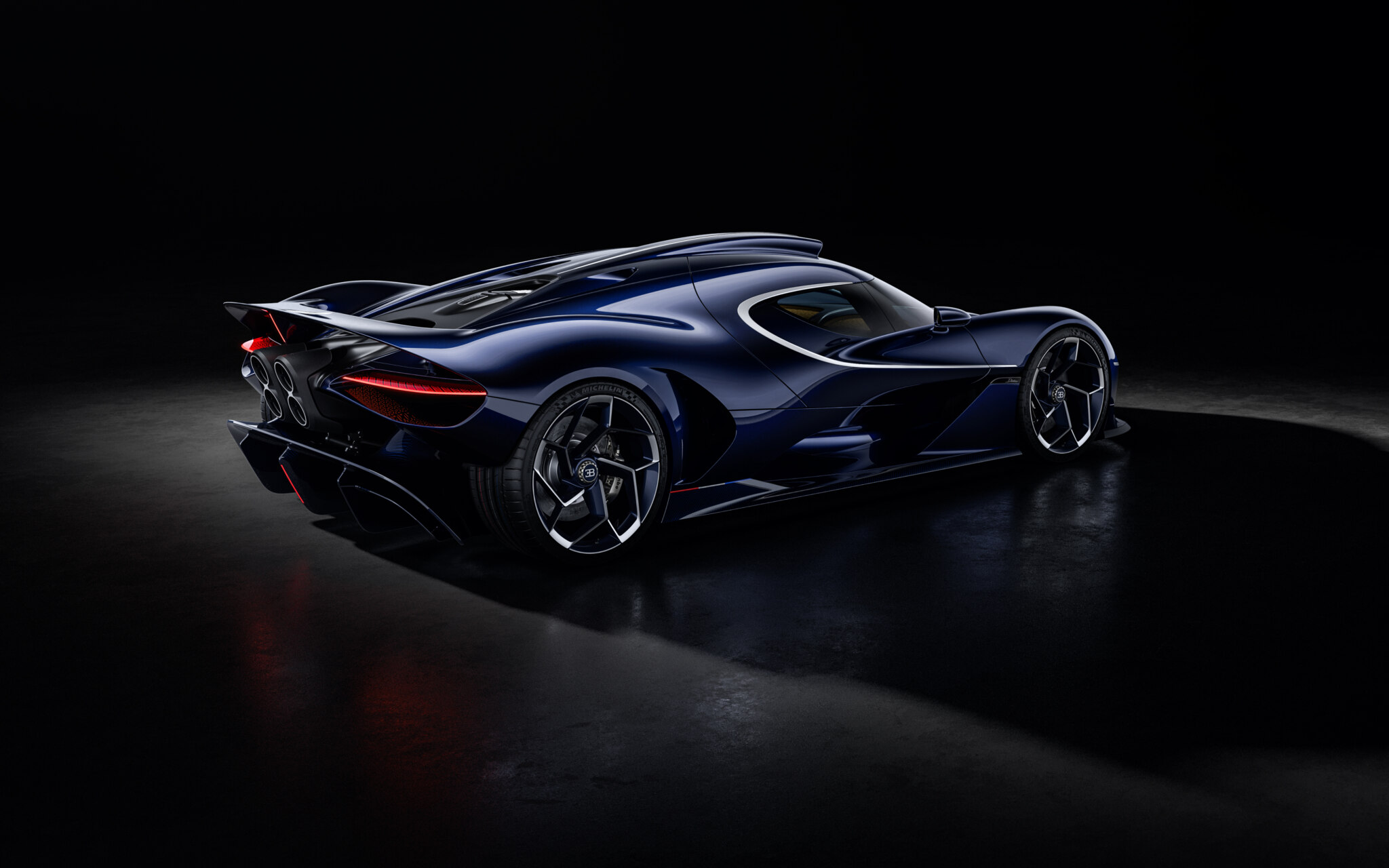 Vista trasera del Bugatti Destrier en un fondo oscuro