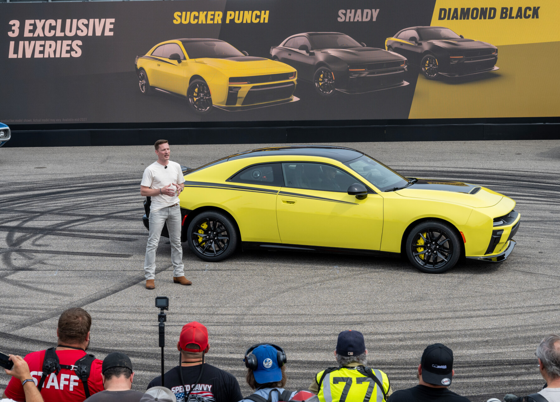 Dodge Charger Super Bee 2027 junto al CEO Matt McAlear en el evento de presentación en circuito.