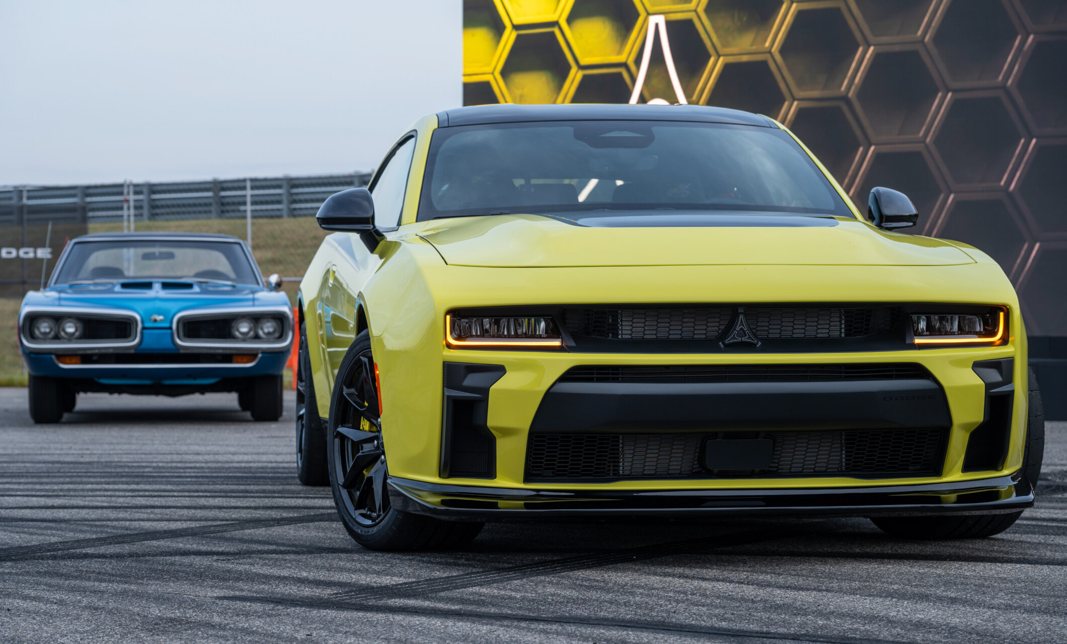 Dodge Charger Super Bee 2027 junto al icónico modelo clásico presentado en 1971.