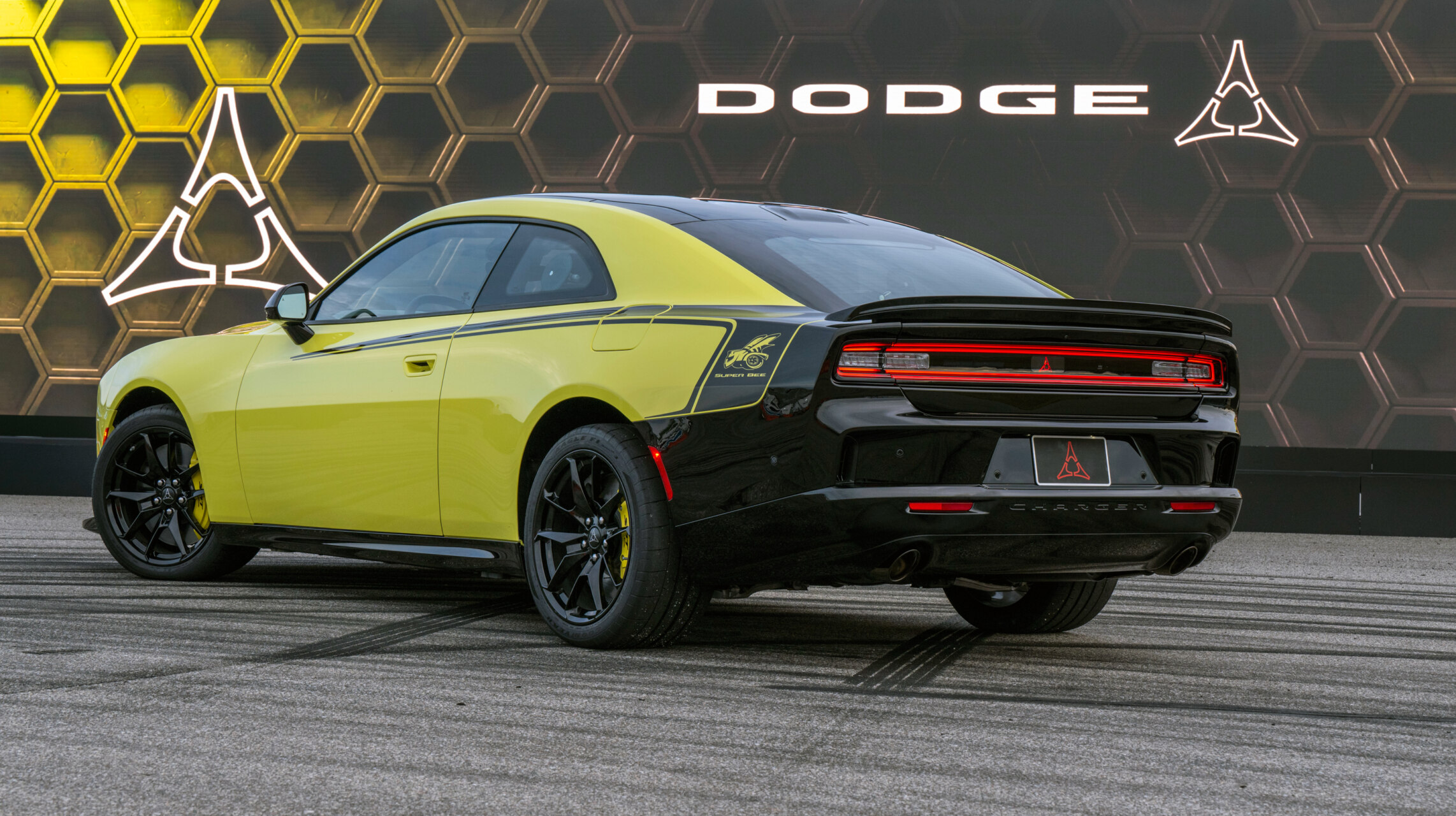 Dodge Charger Super Bee 2027 en color amarillo y negro