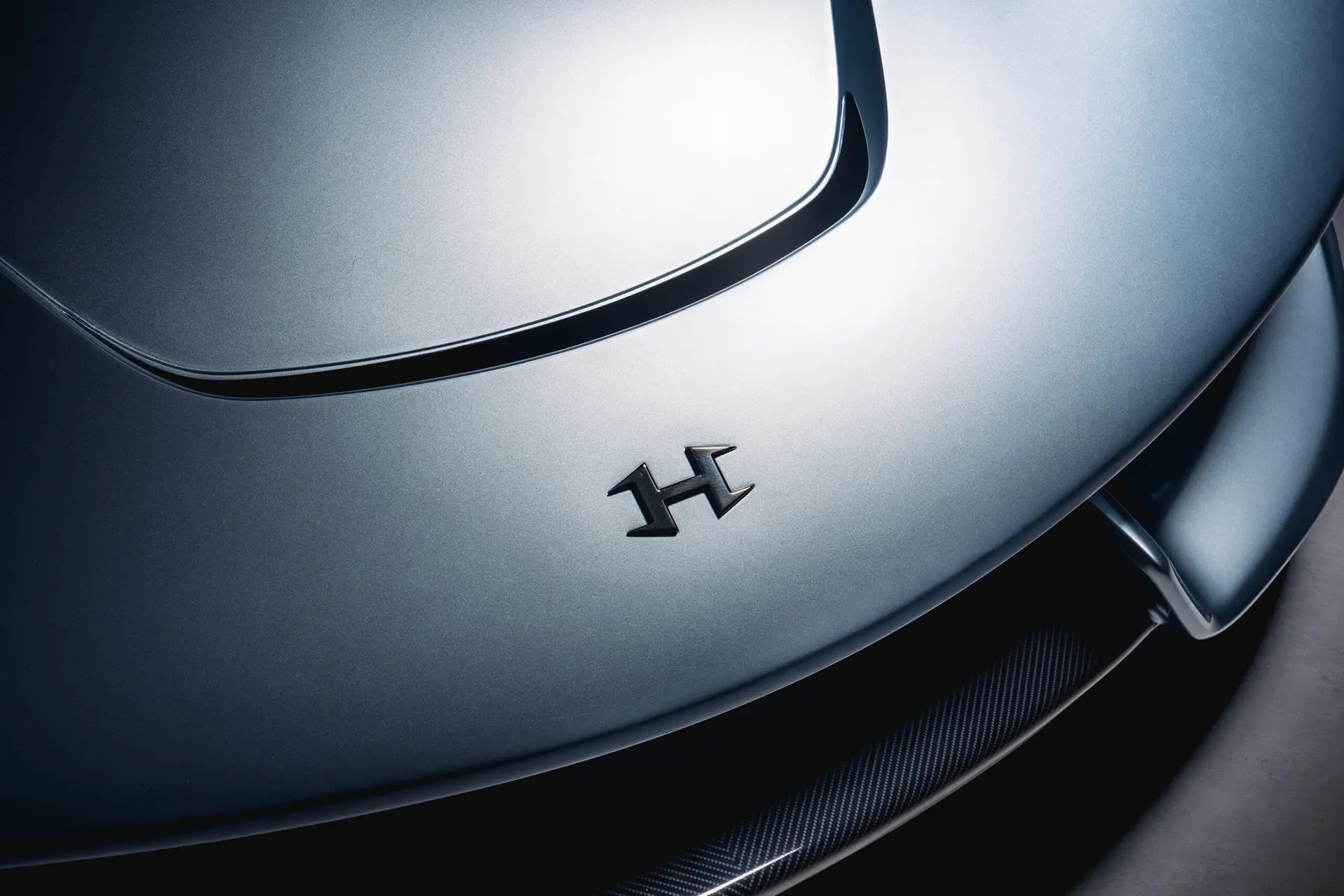 Detalle del capó del Hennessey Blackbird con logo distintivo