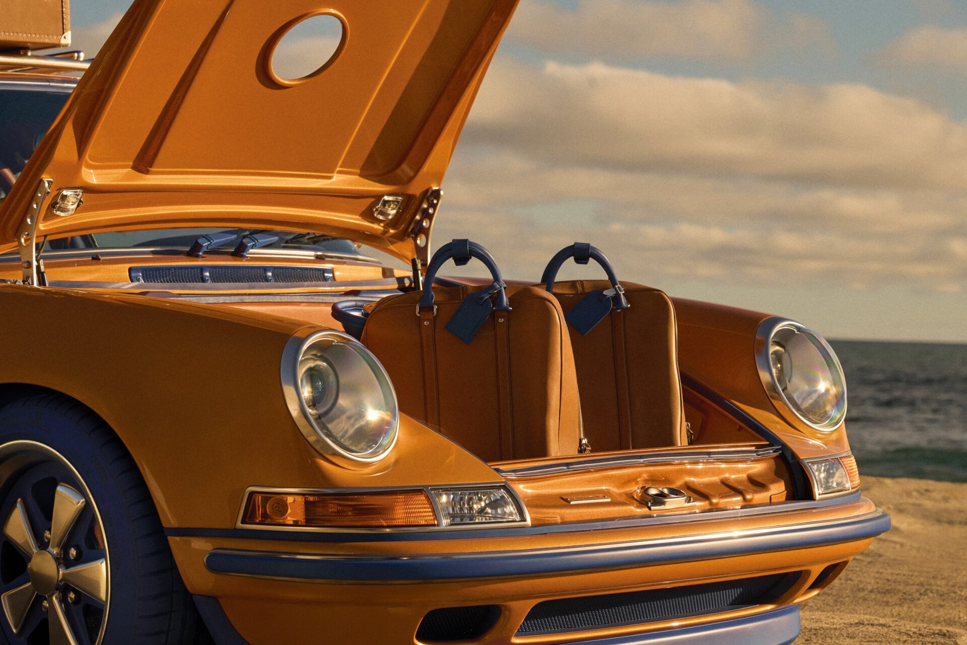 Porsche 911 de Singer con maletas de Louis Vuitton en el maletero