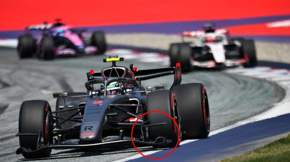 Coche de Fórmula 1 Audi R26 en una curva del circuito