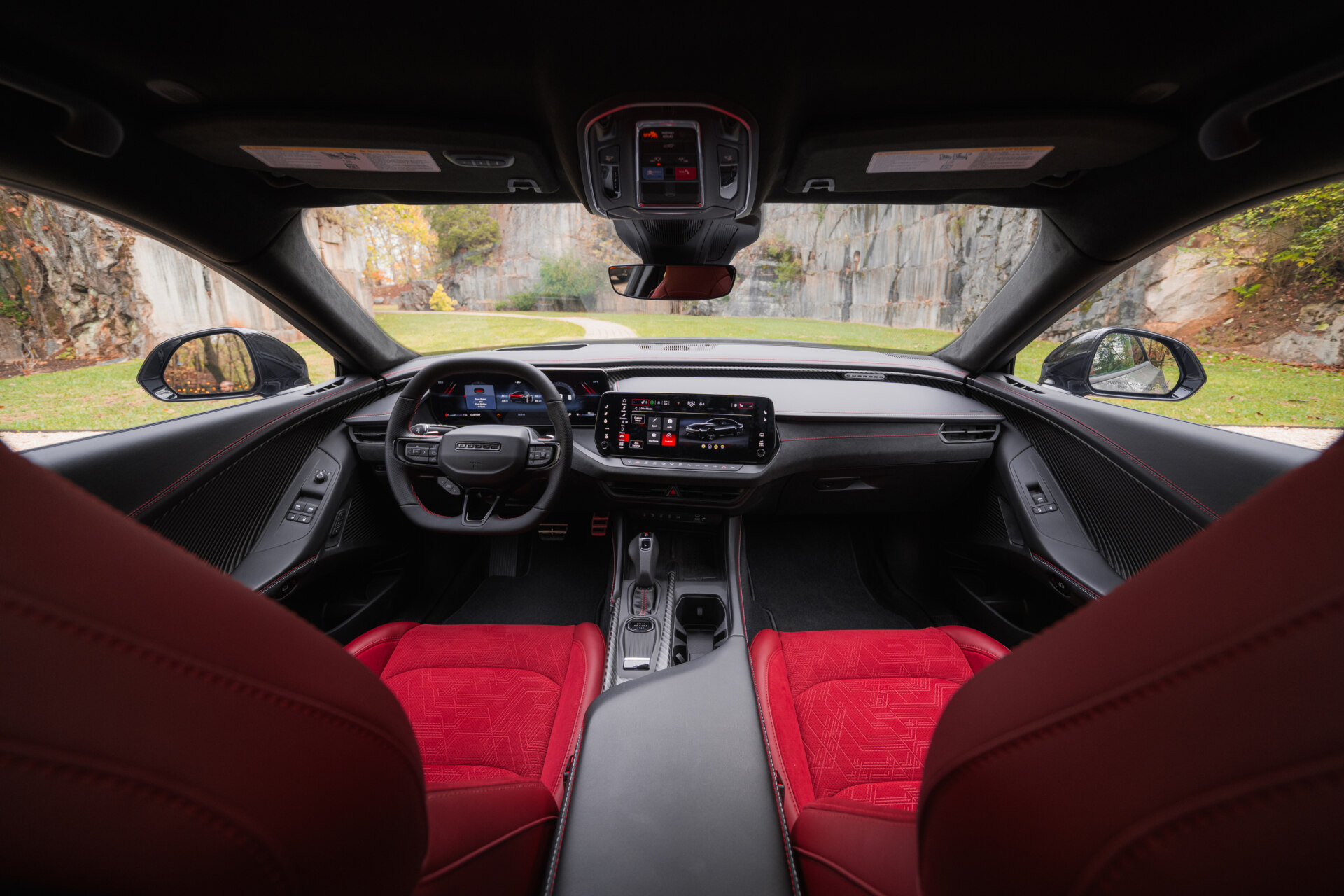 Interior actualizado del Dodge Charger Super Bee 2027 con asientos deportivos rojos.