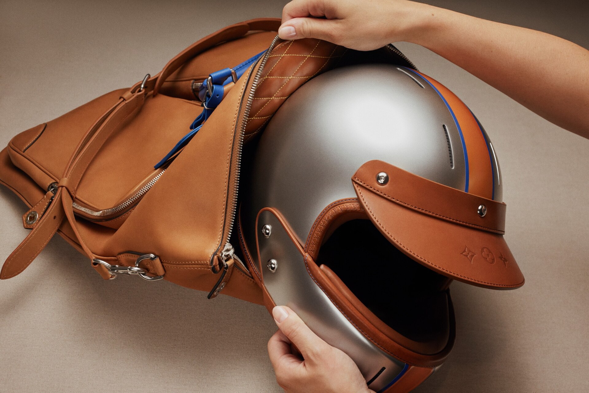 Casco de motocicleta y bolso de cuero de Louis Vuitton