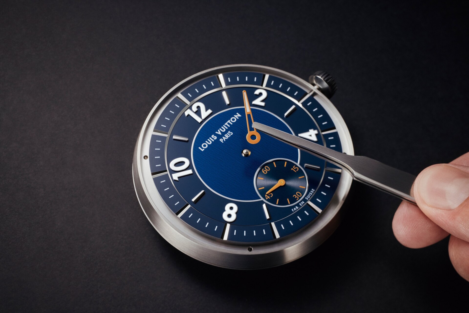 Reloj mecánico de Louis Vuitton con diseño azul y detalles en naranja