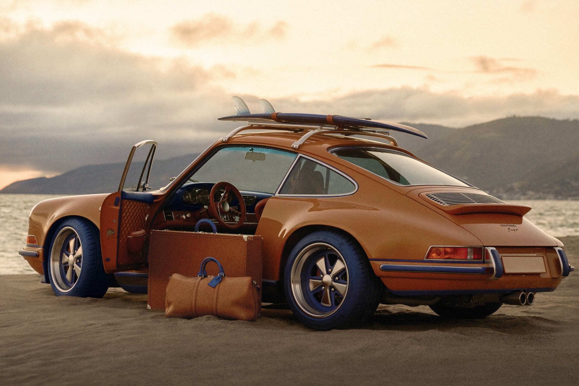 Porsche 911 de Singer con diseño exclusivo de Louis Vuitton en la playa