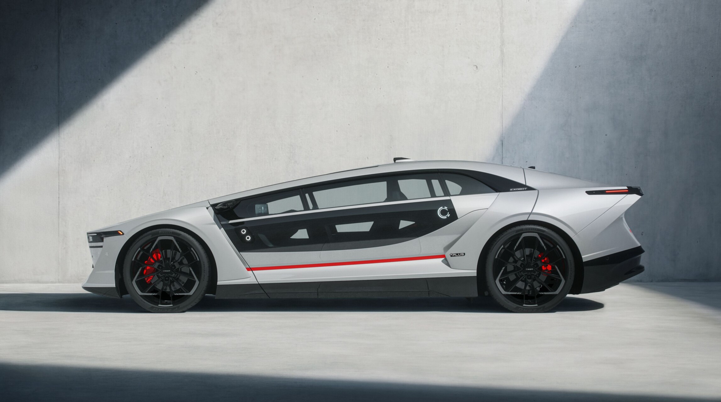 Vista lateral del CEER Exobot, un vehículo eléctrico con diseño futurista.