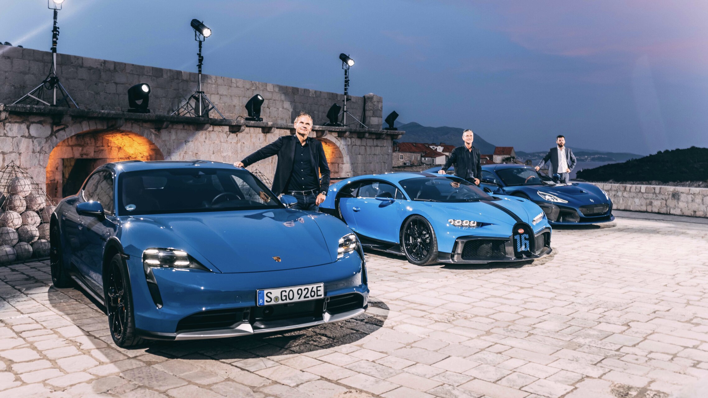 Porsche y Bugatti Rimac en un evento con coches deportivos