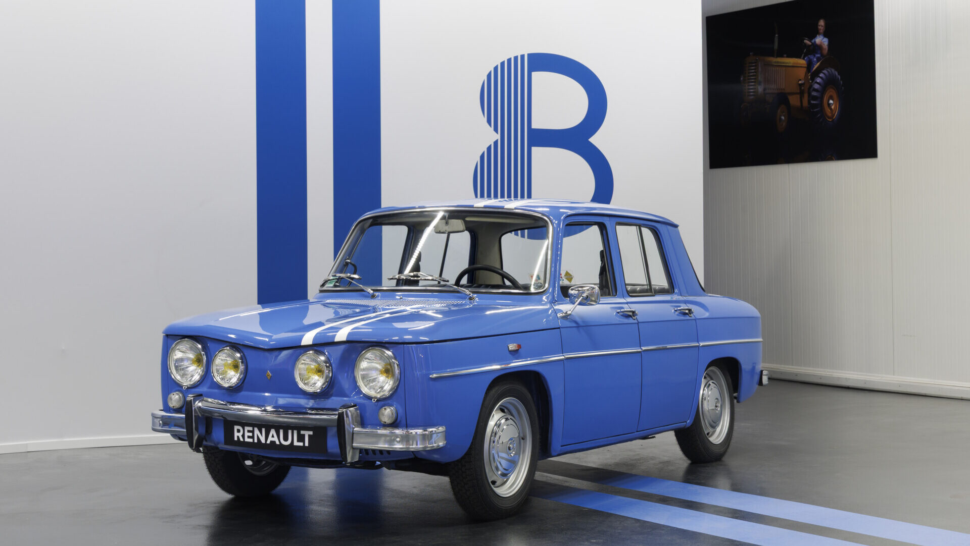 Renault 8 Gordini Concept en un entorno moderno y minimalista
