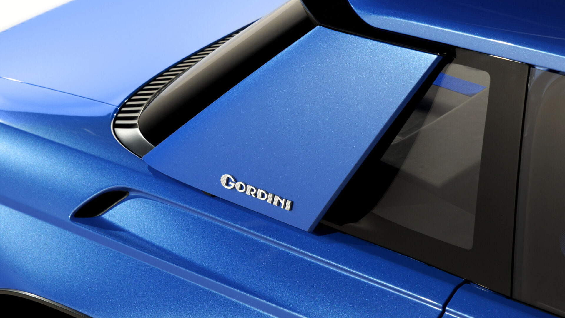 Detalle del alerón del Renault 8 Gordini Concept en color azul