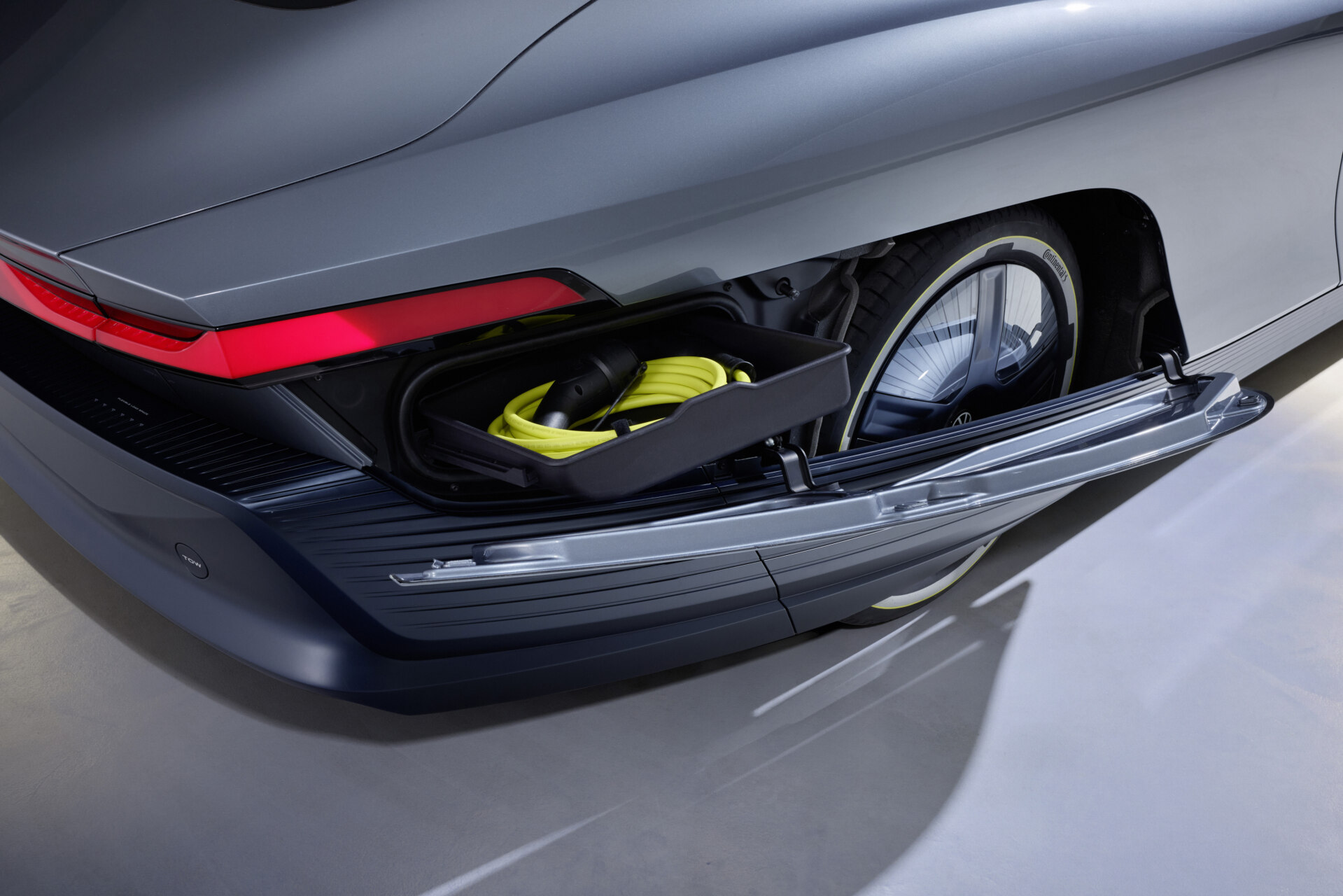 Vista trasera del prototipo eléctrico Volkswagen Mission Efficiency con maletero abierto