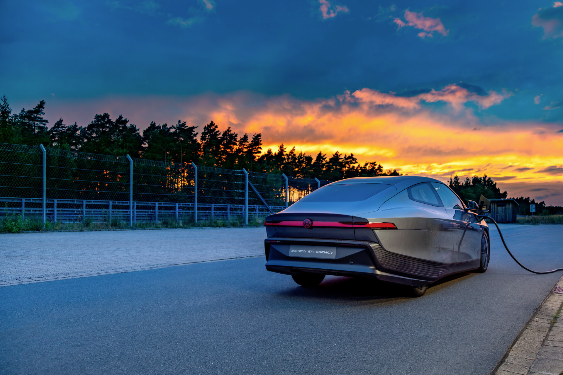Volkswagen Mission Efficiency cargando al atardecer en una pista